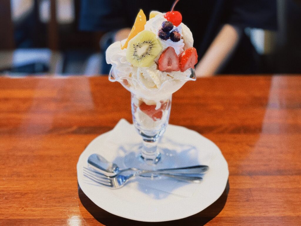 モダンな雰囲気のある珈琲詩人のフルーツパフェを紹介 たっくんの青森食べある記