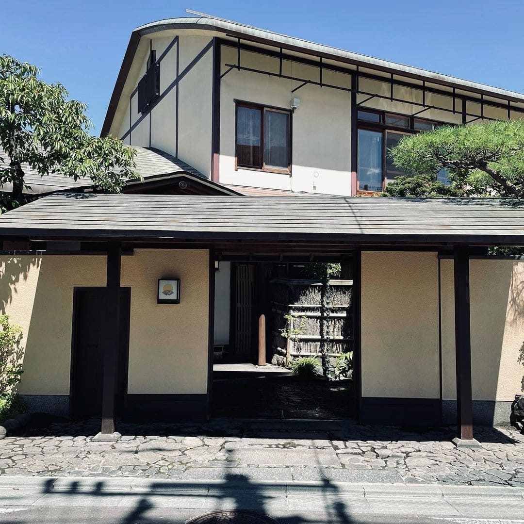 青森県八戸市にある 時空 割烹 萬鱗内 の 苔玉