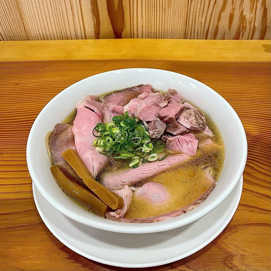 青森県弘前市にある「らぁ麺 くろ田」の「塩チャーシュー（切れはし肉追加）」