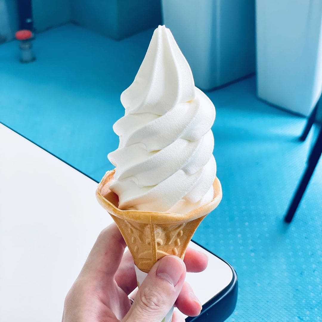 青森県弘前市にある「相馬アイスクリーム店」の「生乳ソフト」