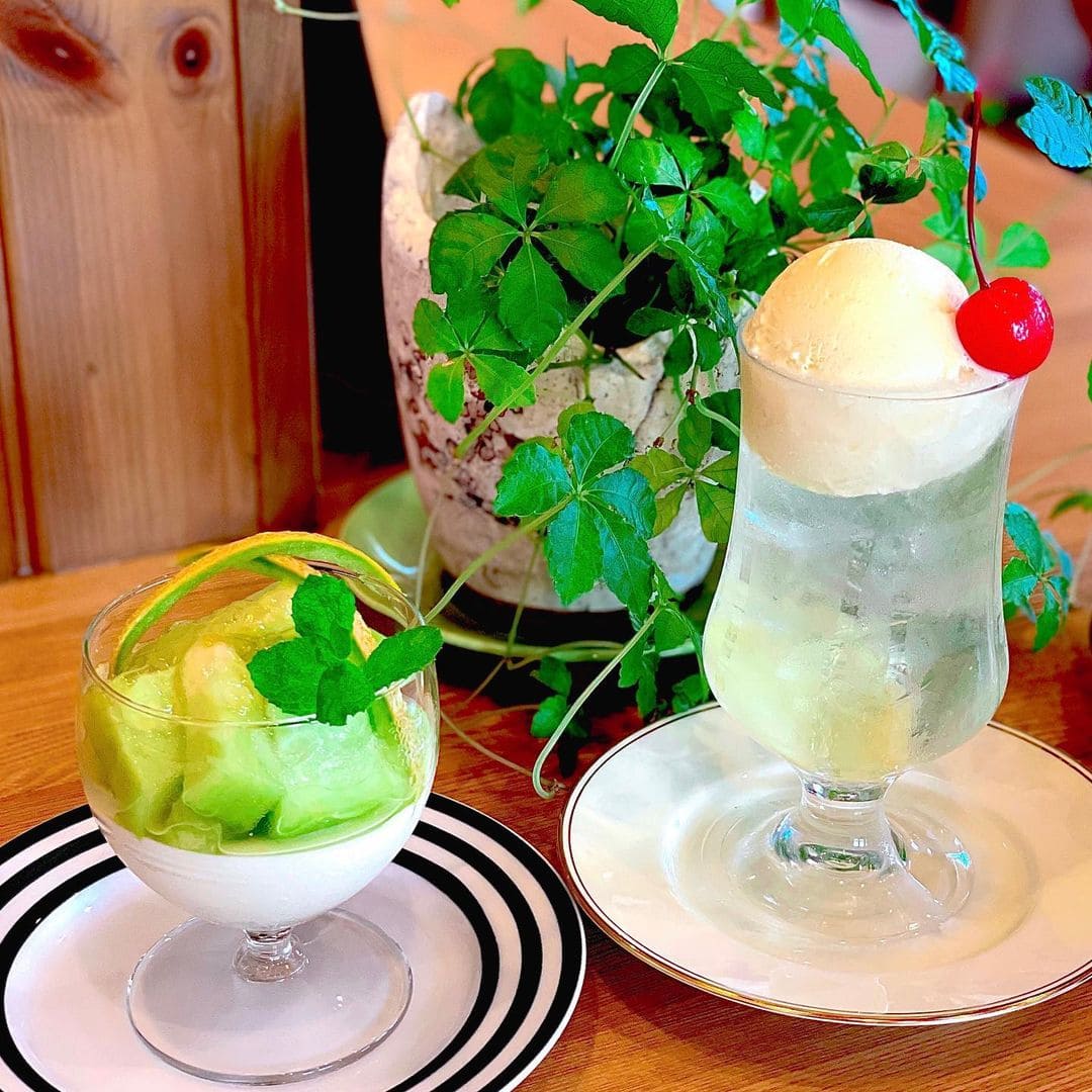 青森県弘前市にある「cafedemidemi」の「メロンのパンナコッタ&レモンクリームソーダ」