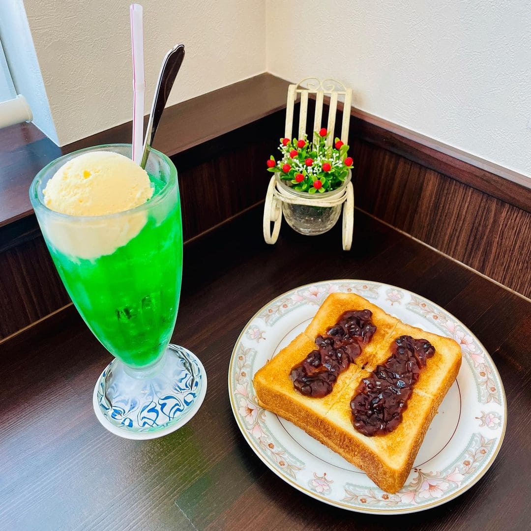 青森県弘前市にある「珈琲shiroitori」の「クリームソーダとあんバタートースト」