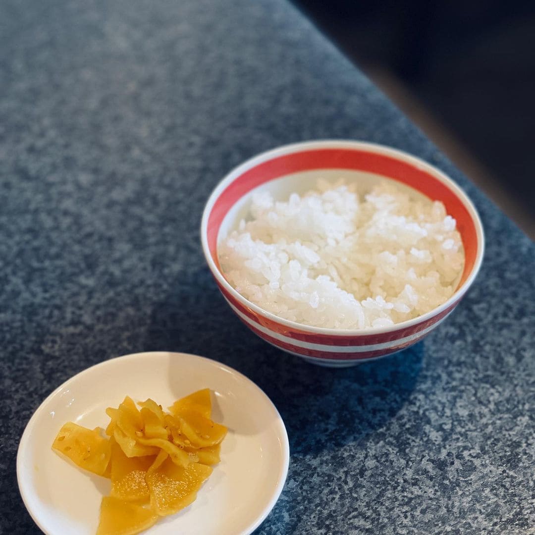 青森県板柳町にある「拉麺 七輪」で「ライス」を頼むと「漬物」もついてきます。
