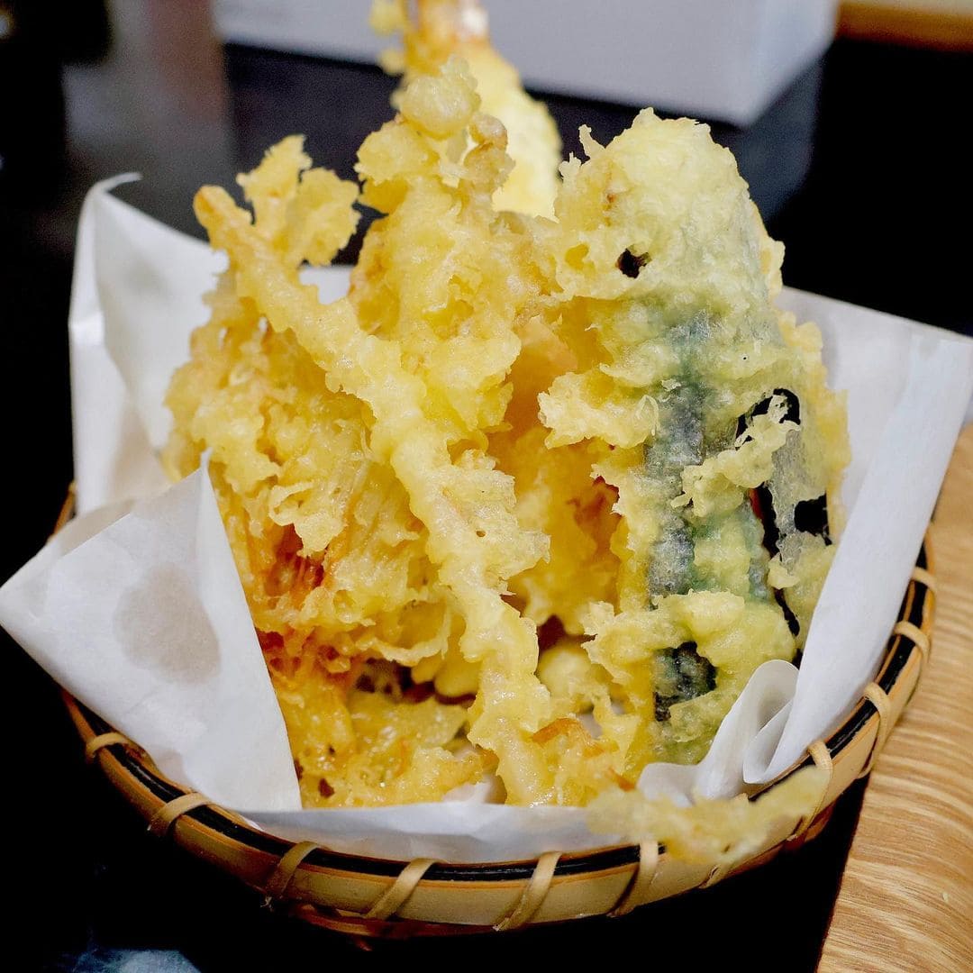 青森県弘前市にある「そば処 岩」の「てんざるに付いてくる天ぷら」
