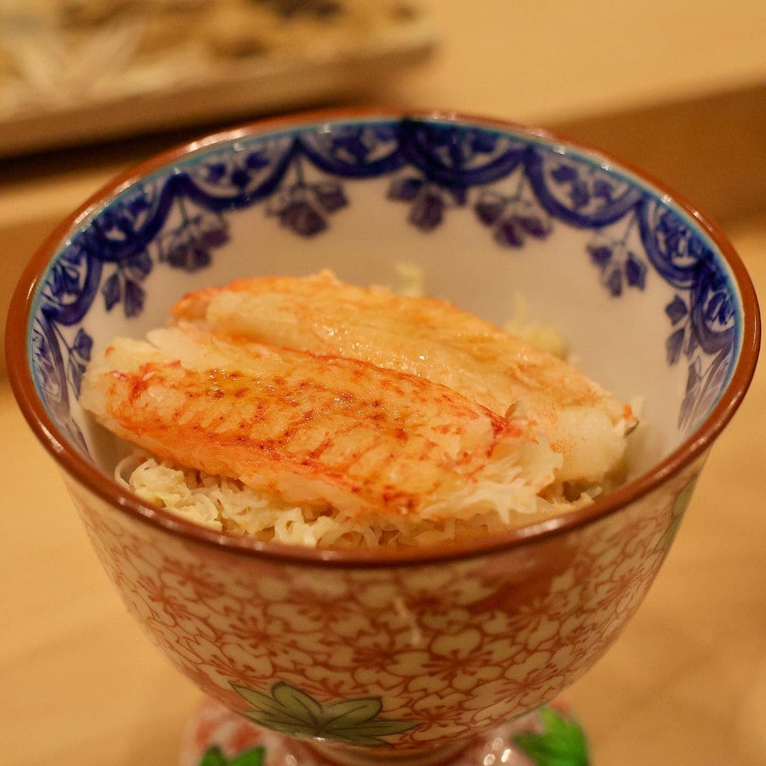 青森県弘前市にある「すし桜」の「コース料理（蟹の小丼）」