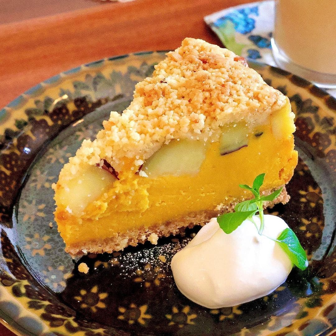青森県弘前市にある「つばめ喫茶室」の「おいもとかぼちゃのクランブルタルト風ケーキ」