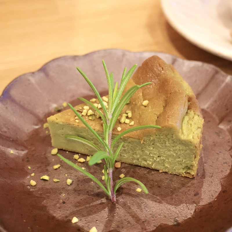 青森県弘前市にある「cafe demidemi」の「ピスタチオチーズケーキ」