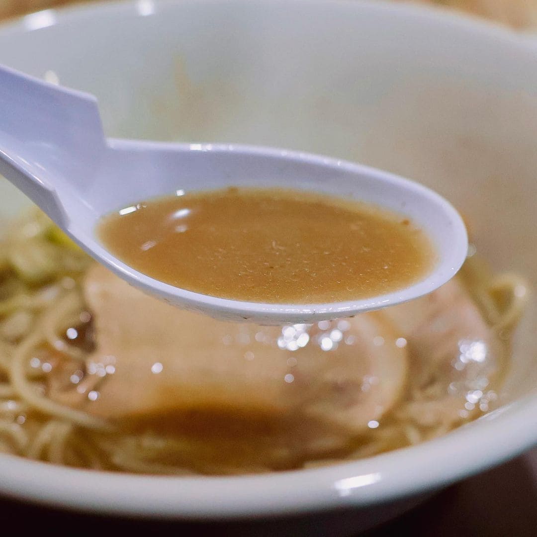 青森県五所川原市にある「麺屋 想」の「煮干ラーメン」のスープは「あっさり煮干し系」