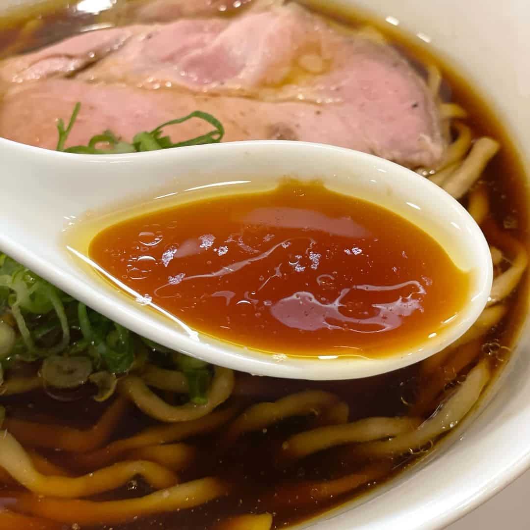 青森県弘前市にある「らぁ麺くろ田」の「醤油手もみ」の「スープ」