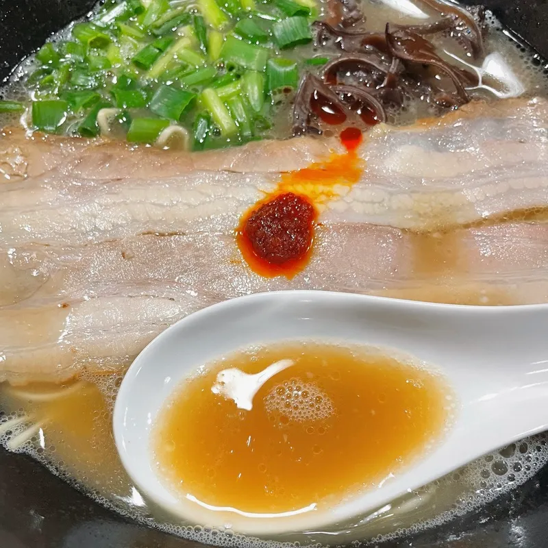 青森県弘前市にある「麺屋さくらぎ つがる製麺所」の「ひろさき豚骨ラーメン」の「スープ」