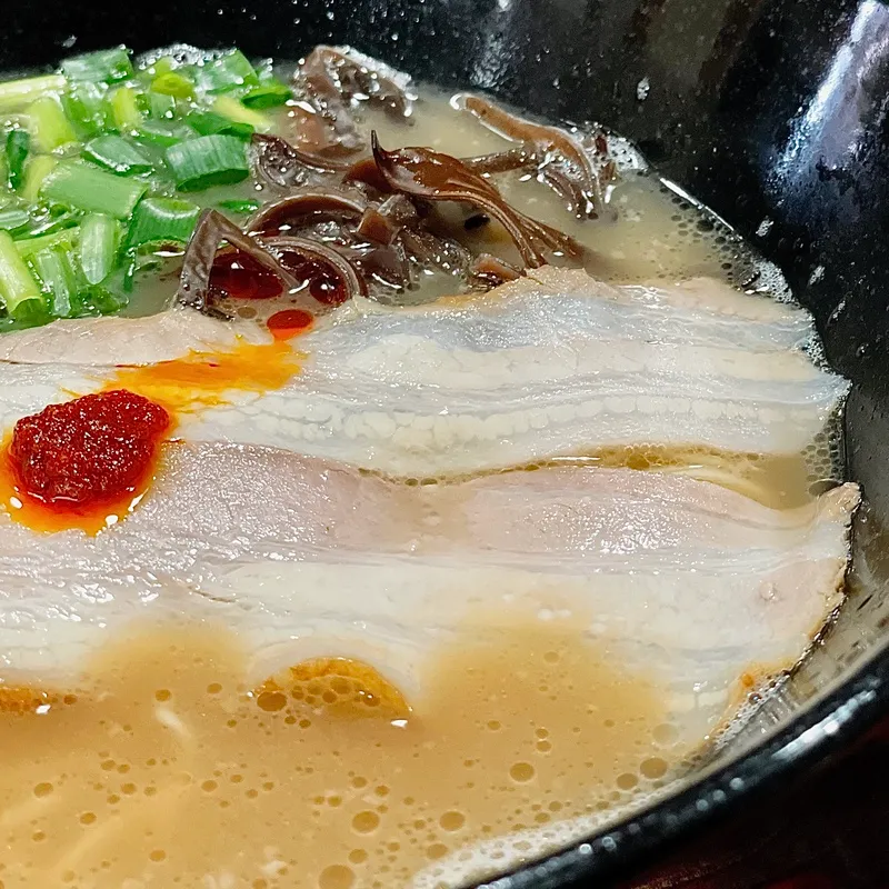 青森県弘前市にある「麺屋さくらぎ つがる製麺所」の「ひろさき豚骨ラーメン」は「チャーシュー・きくらげ・ねぎ入り」