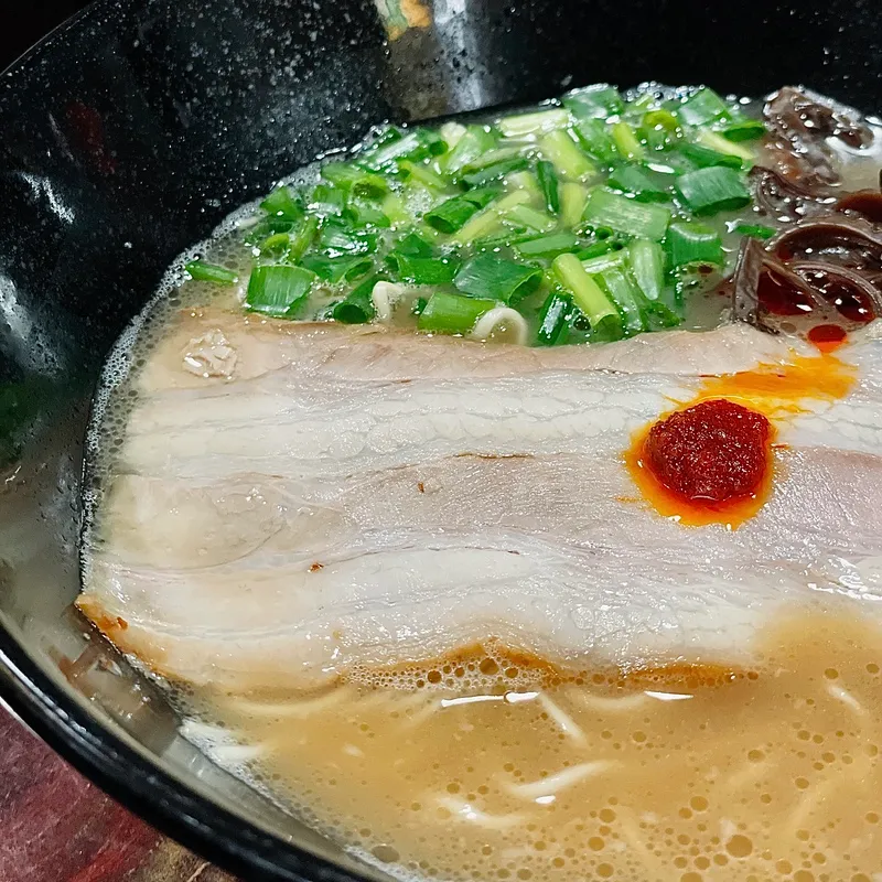青森県弘前市にある「麺屋さくらぎ つがる製麺所」の「ひろさき豚骨ラーメン」は「チャーシュー・きくらげ・ねぎ入り」