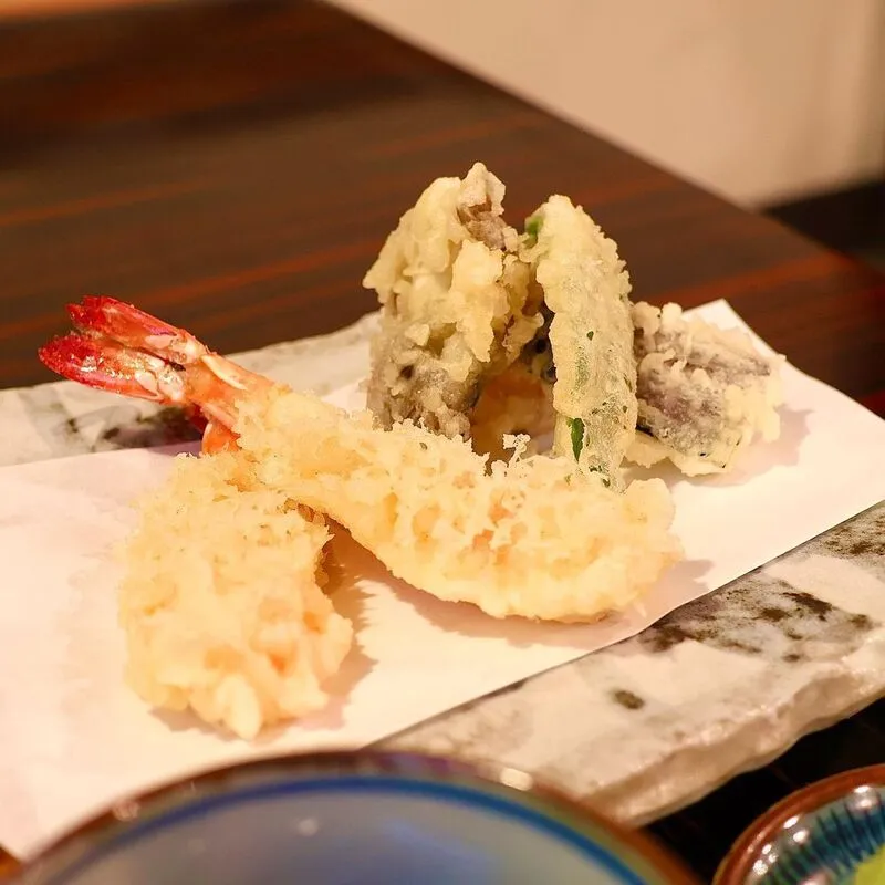 青森県弘前市にある「手打蕎麦 竹くら」の「天ざるの天ぷら」