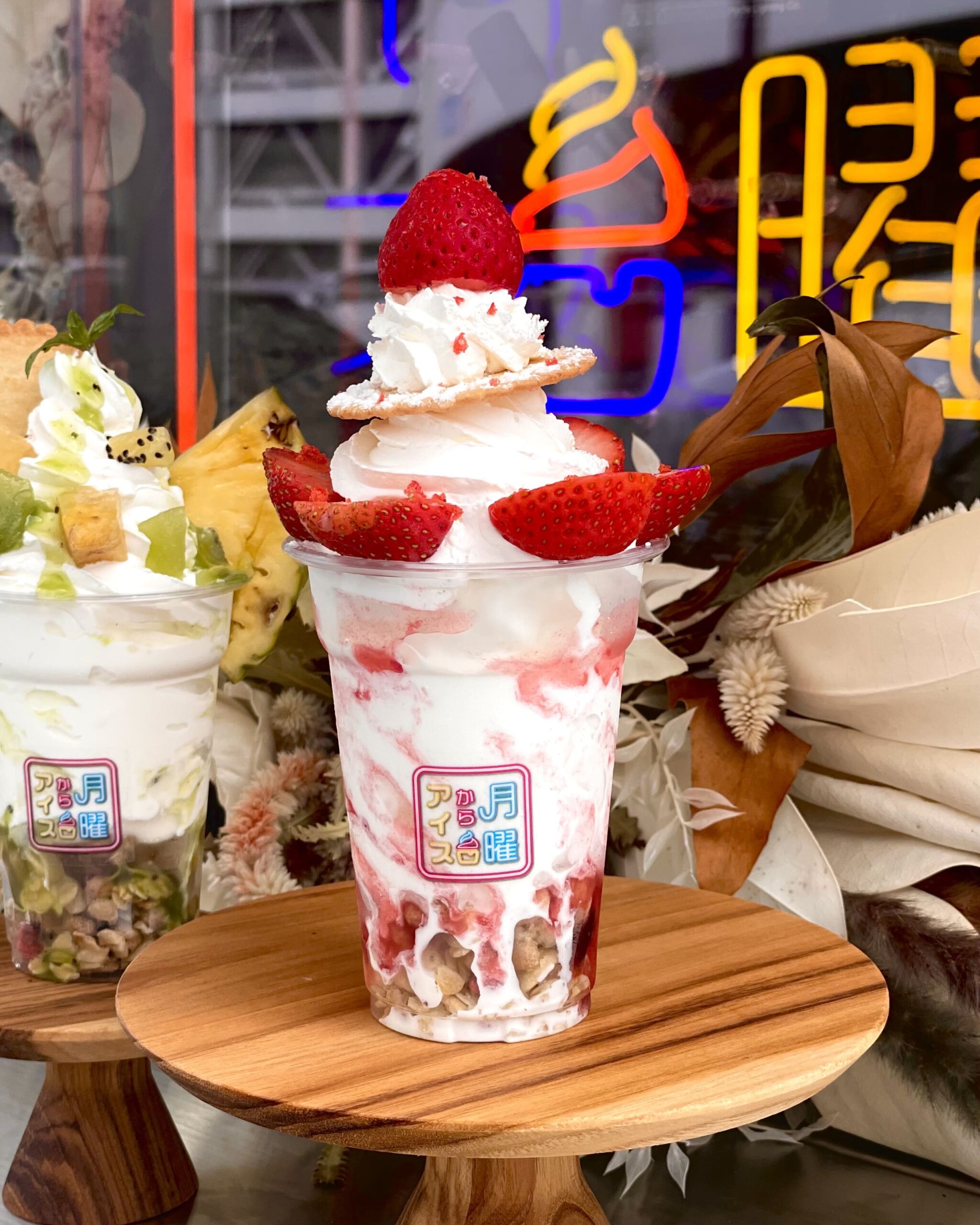 青森県弘前市にある「夜アイス専門店月曜からアイス」の「プレミアム苺アイス」