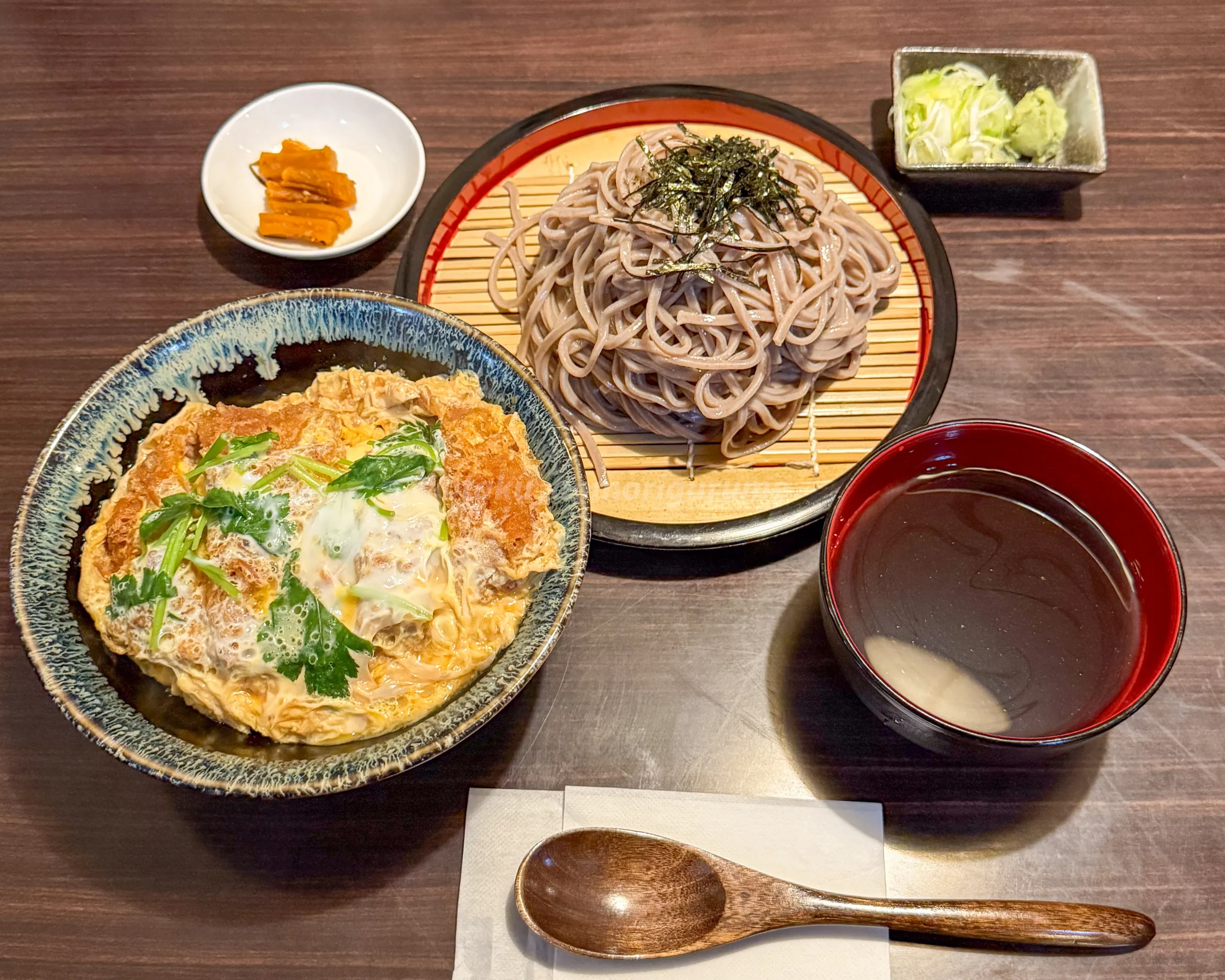 「とんかつ・餃子の店 かつ蘭」のカツ丼ざるそばセット写真