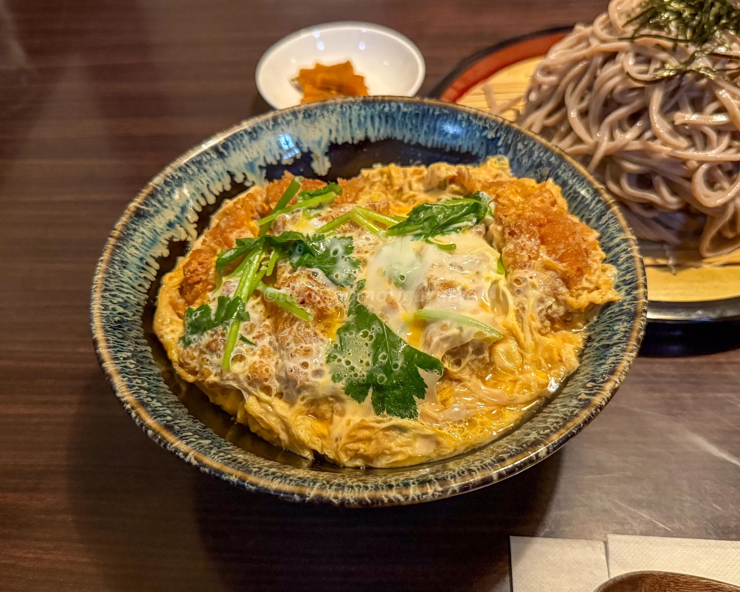「とんかつ・餃子の店 かつ蘭」のカツ丼ざるそばセット写真