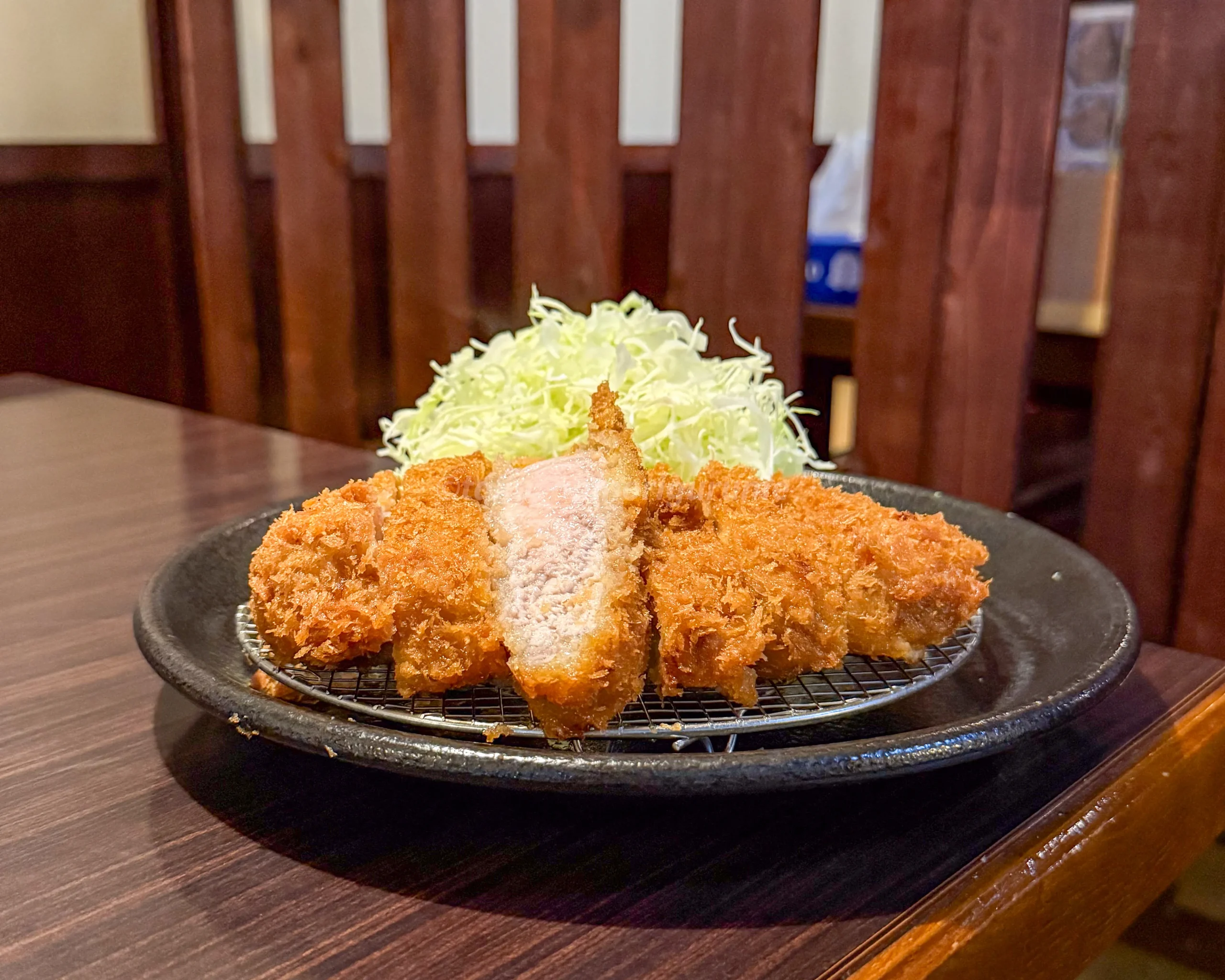 「とんかつ・餃子の店 かつ蘭」の上ロースかつ定食写真