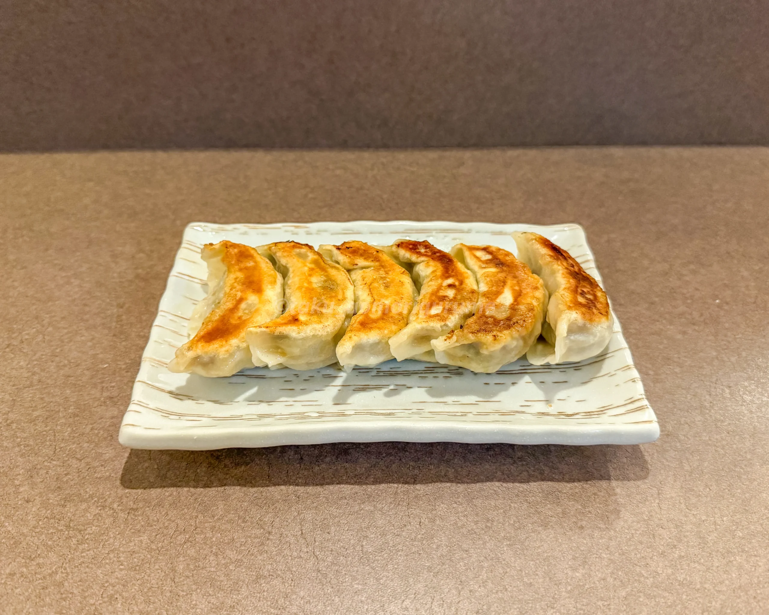 「とんかつ・餃子の店 かつ蘭」の自家製餃子写真
