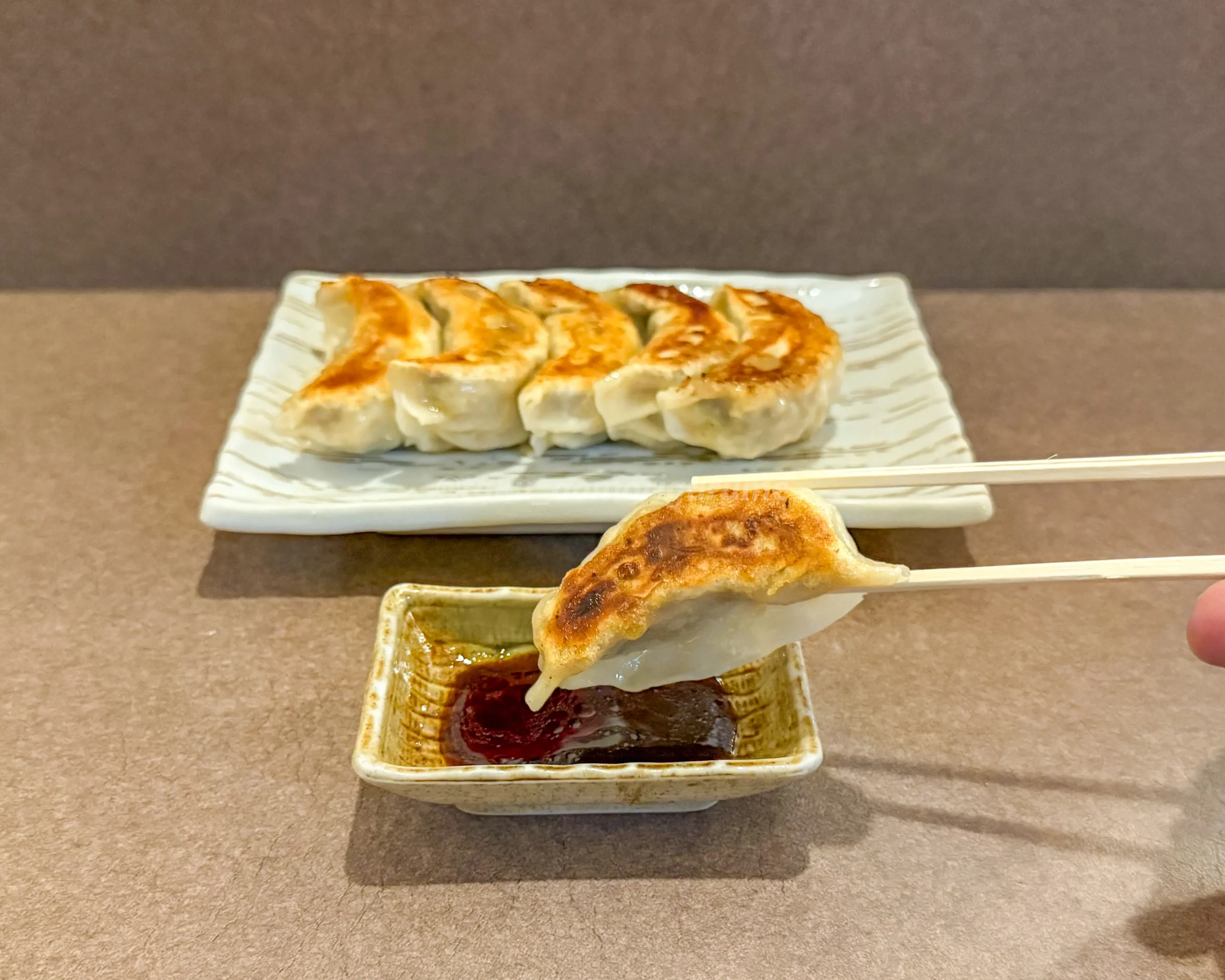 「とんかつ・餃子の店 かつ蘭」の自家製餃子写真