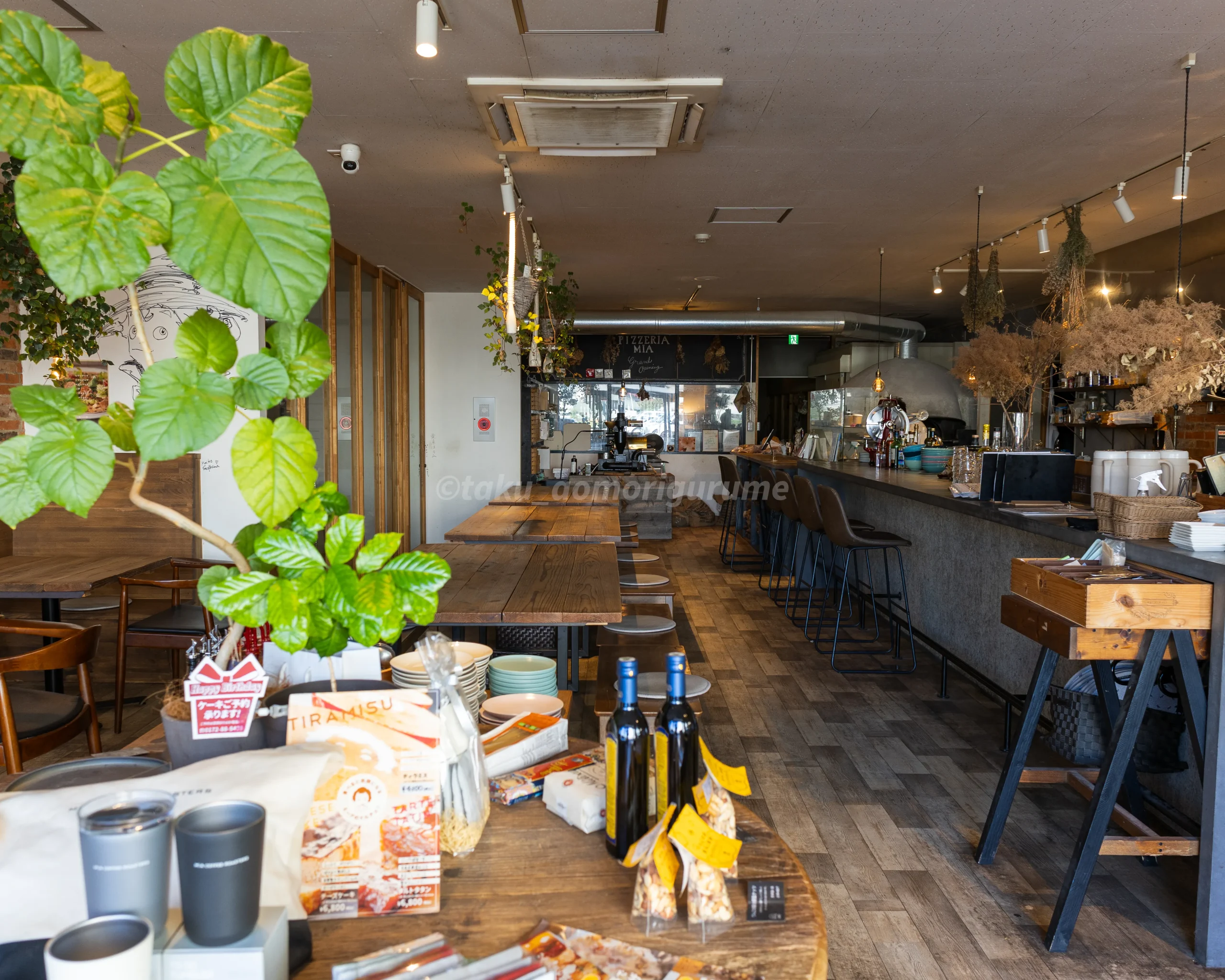 弘前市にあるPIZZERIA MiA(ピッツェリア ミーア)の店内写真