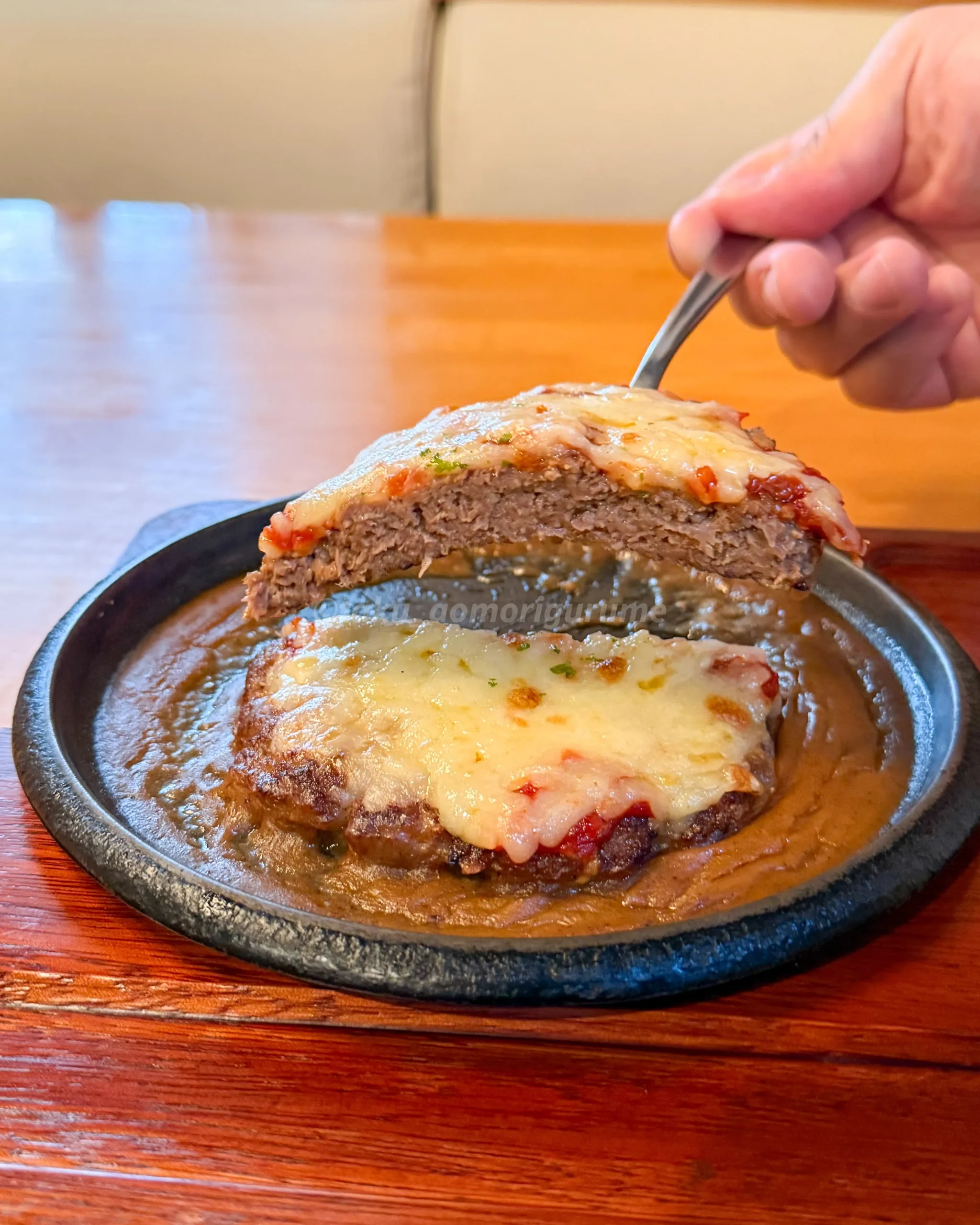 七戸町にあるタベルナのチーズハンバーグの写真