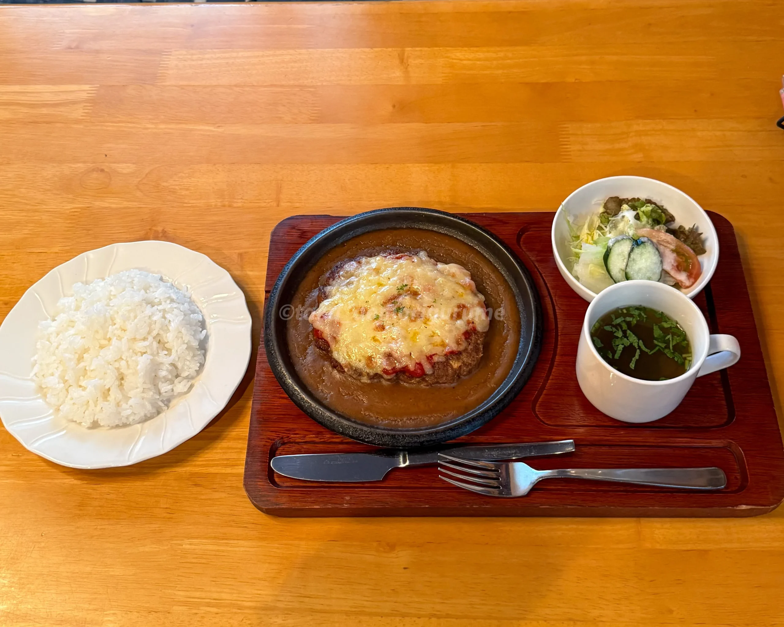 七戸町にあるタベルナのチーズハンバーグの写真