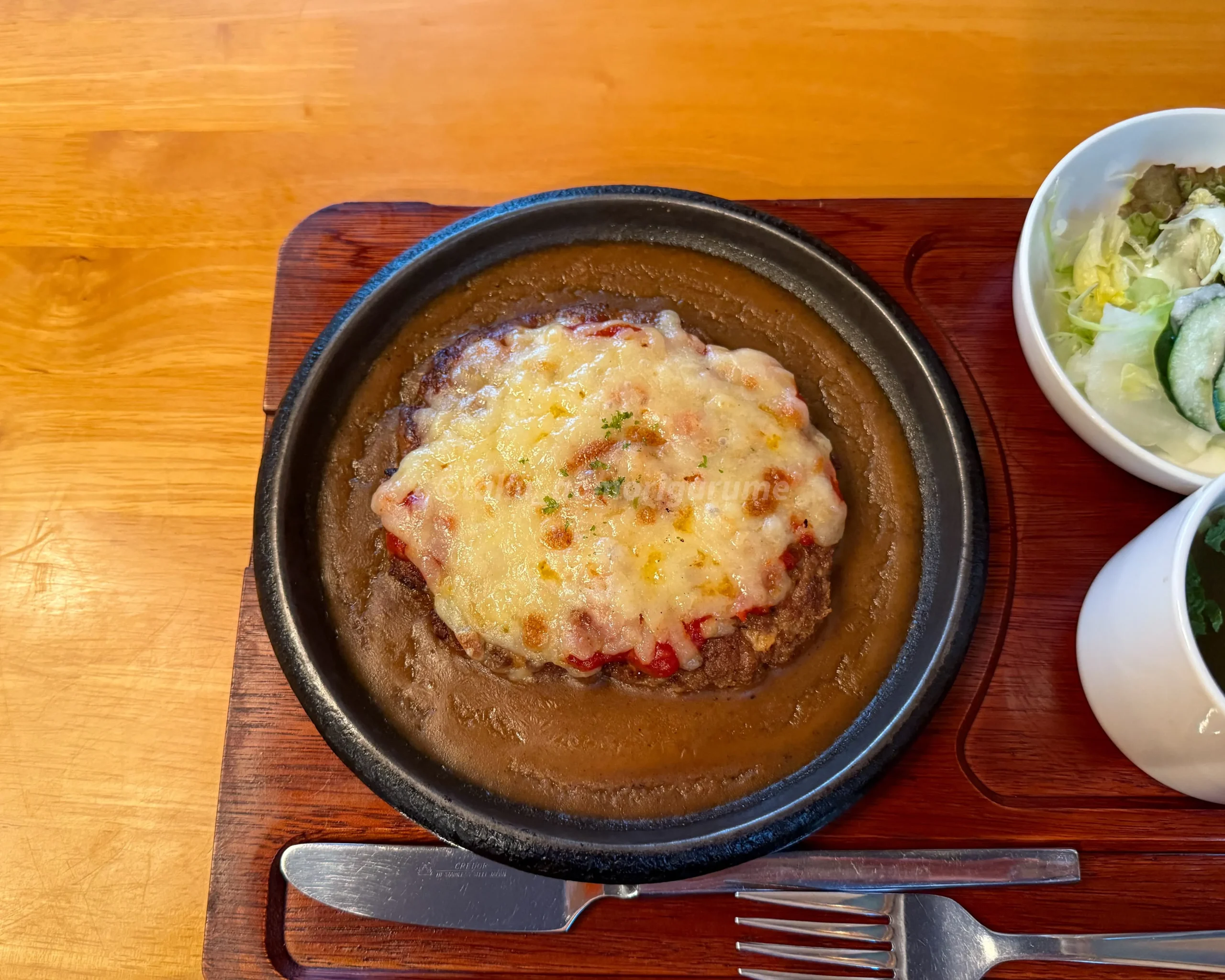 七戸町にあるタベルナのチーズハンバーグの写真