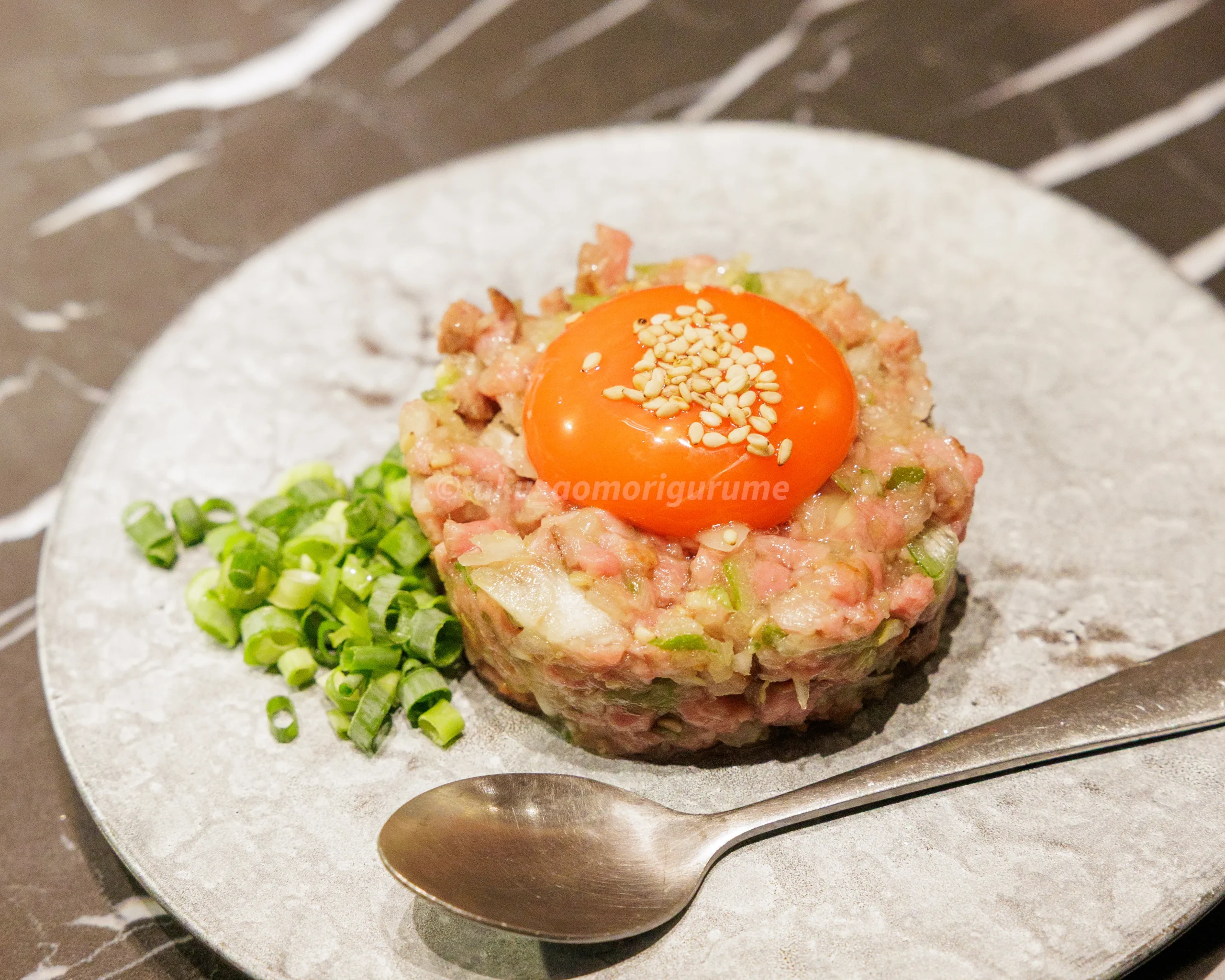 弘前市にある「肉の匠」のネギ塩タンユッケ写真