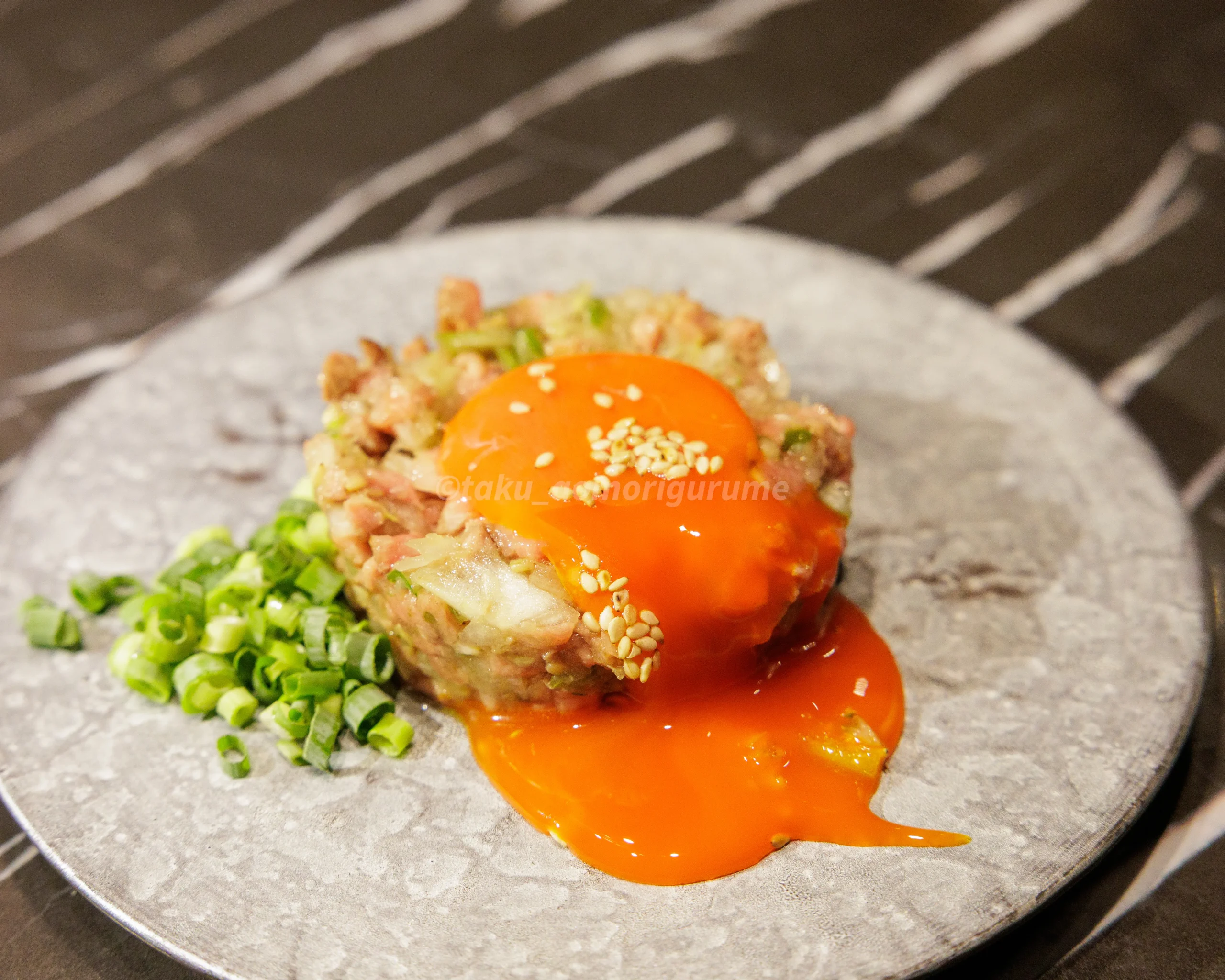 弘前市にある「肉の匠」のネギ塩タンユッケ写真