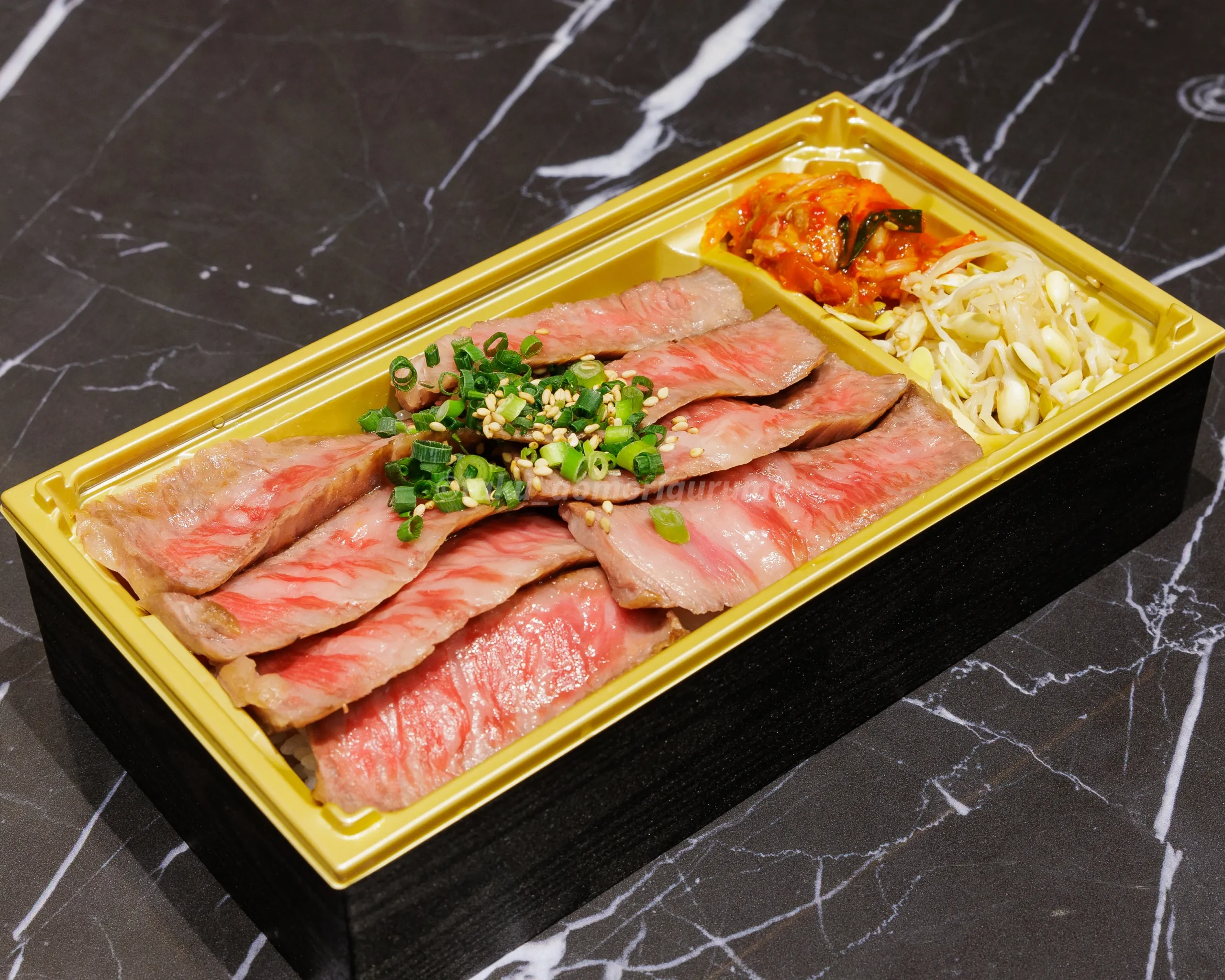 弘前市にある「肉の匠」のテイクアウトメニュー写真