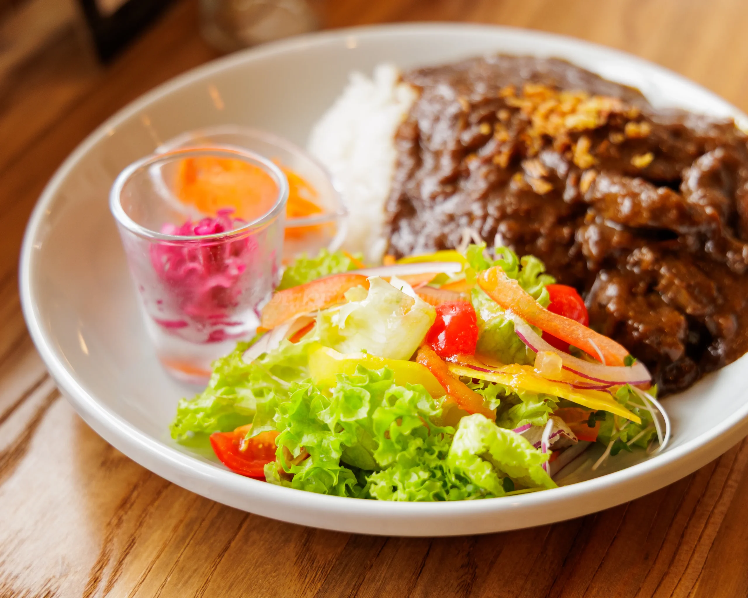 八戸市にある「Flow cafe」の倉石牛使用・トロトロすね肉カレー写真