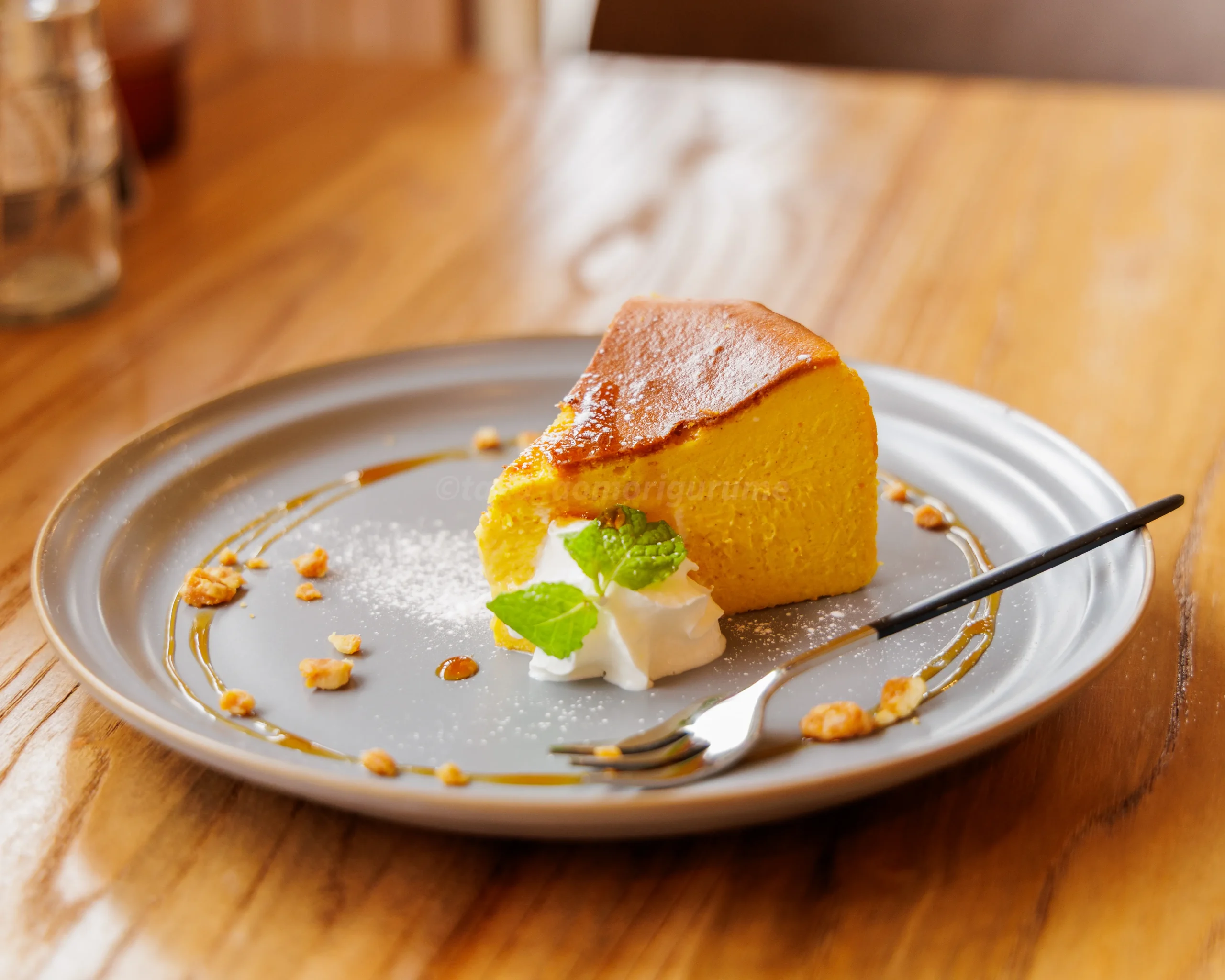 八戸市にある「Flow cafe」のかぼちゃのバスクチーズケーキ写真
