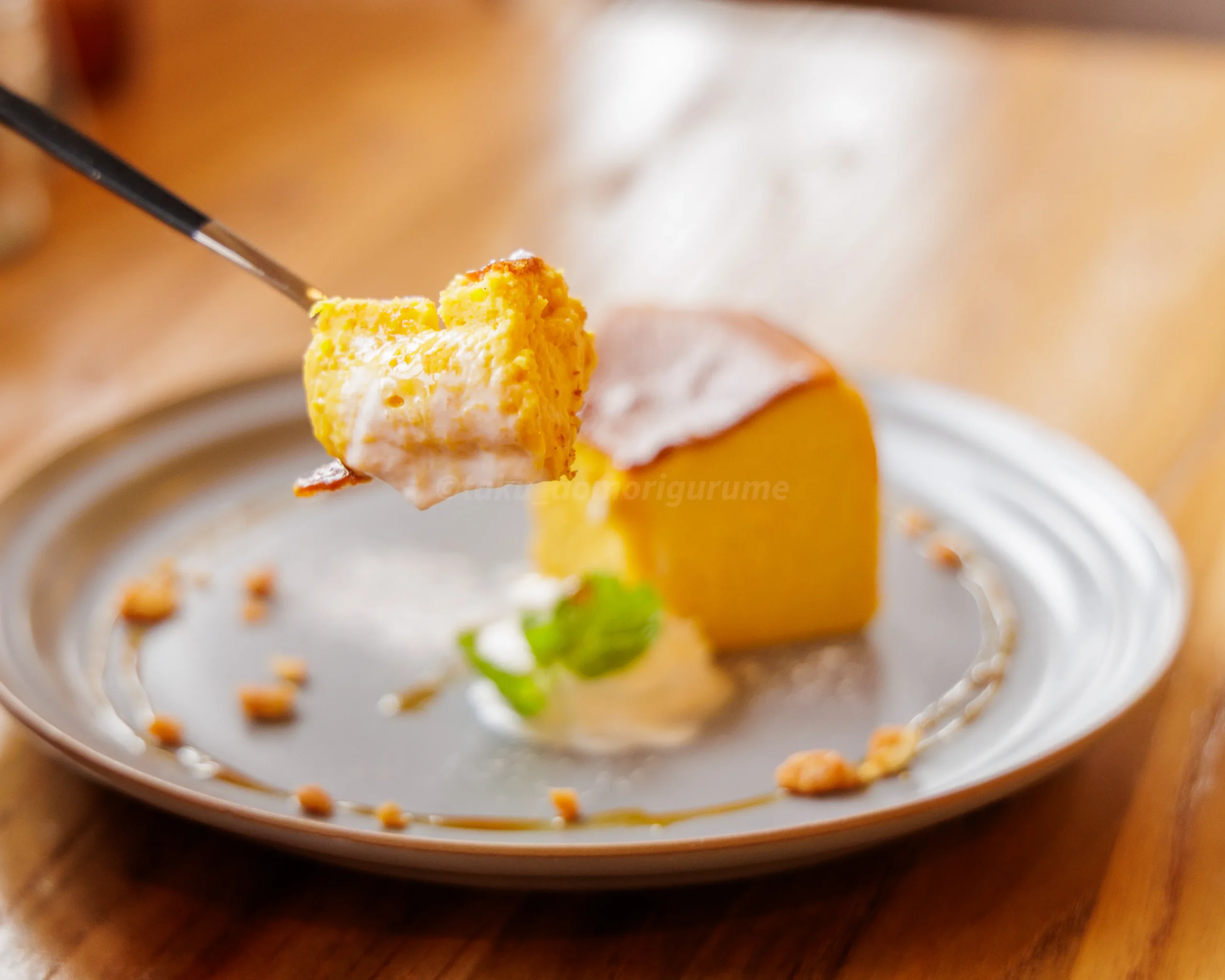 八戸市にある「Flow cafe」のかぼちゃのバスクチーズケーキ写真