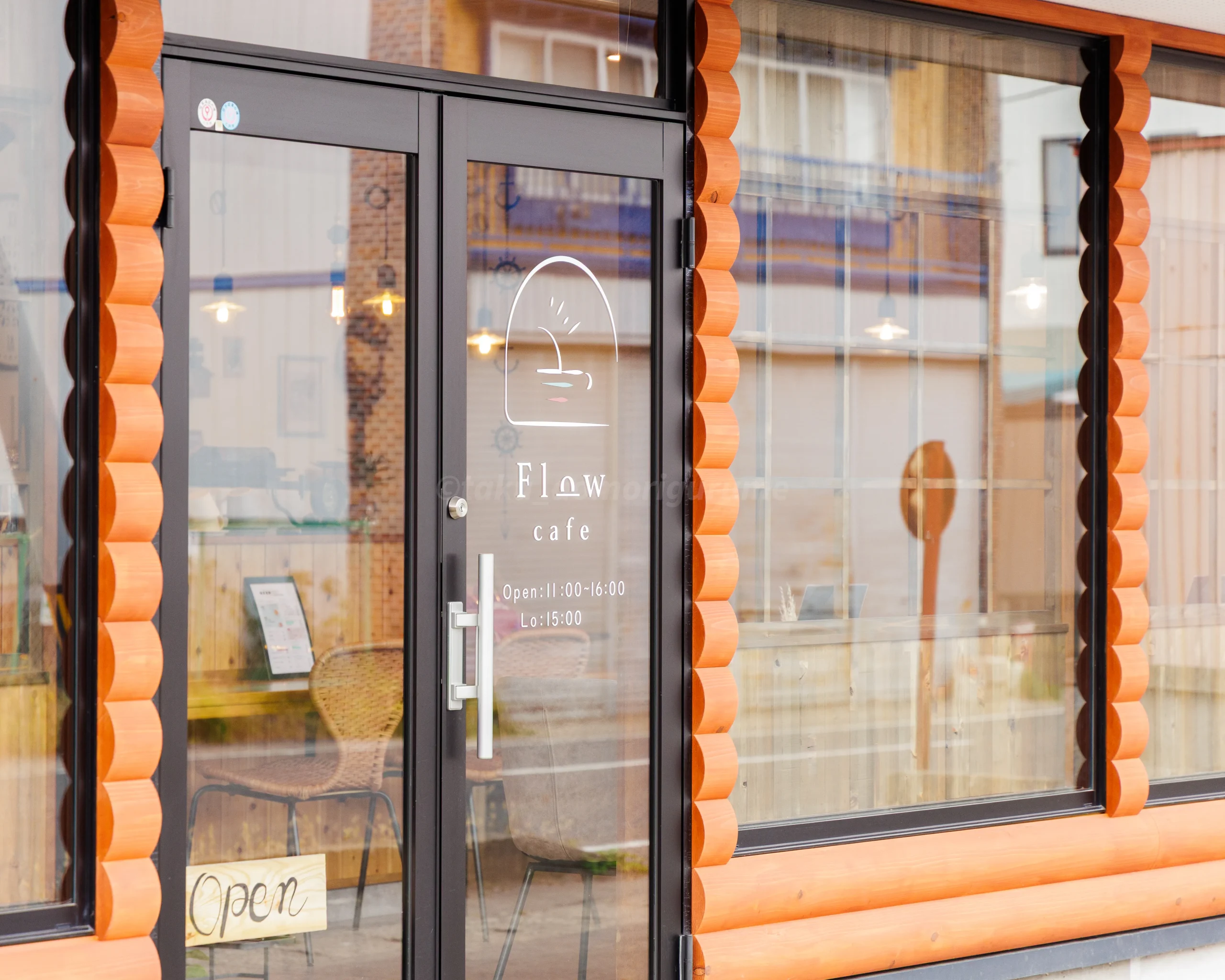 八戸市にある「Flow cafe」の入口写真