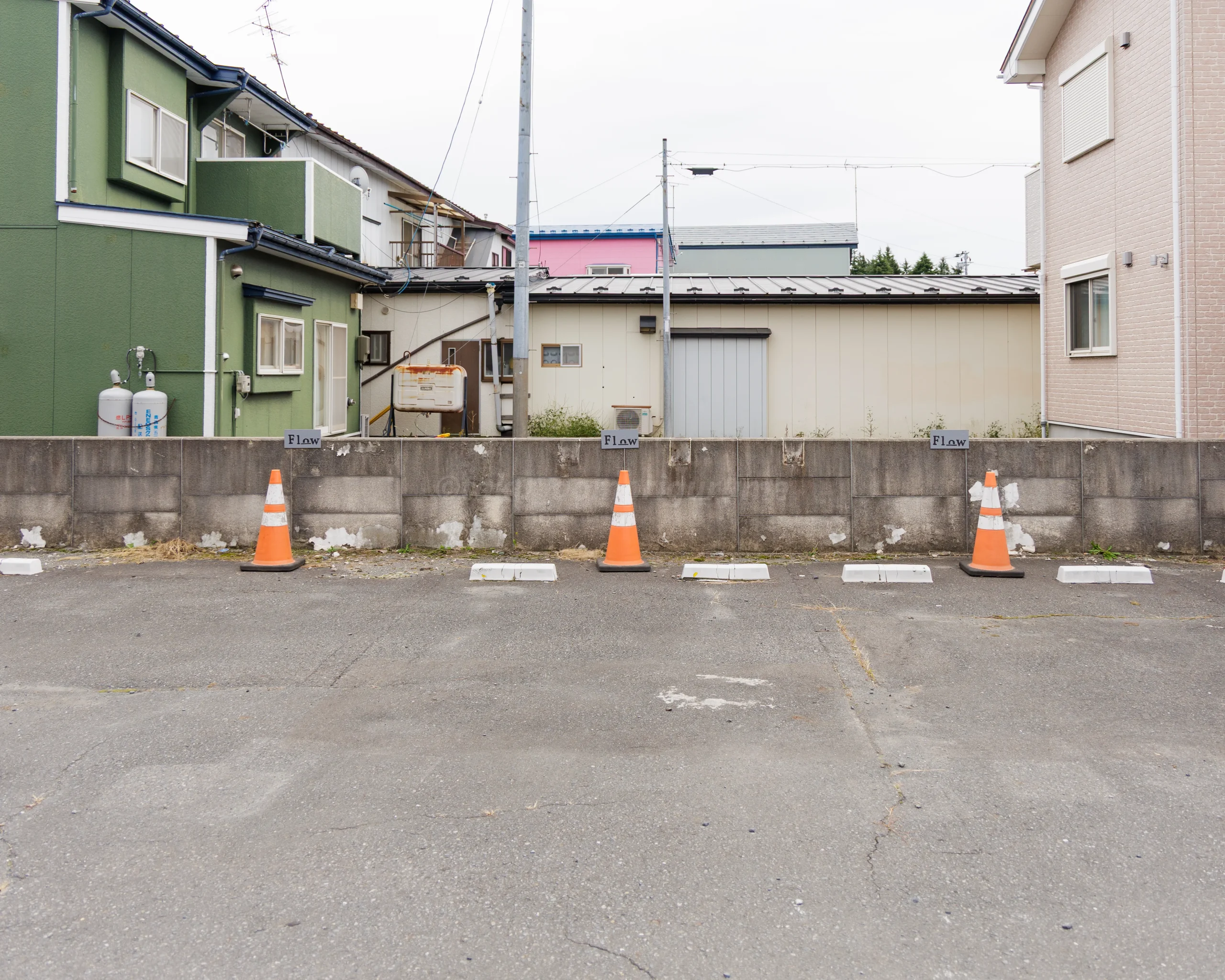 八戸市にある「Flow cafe」の駐車場写真