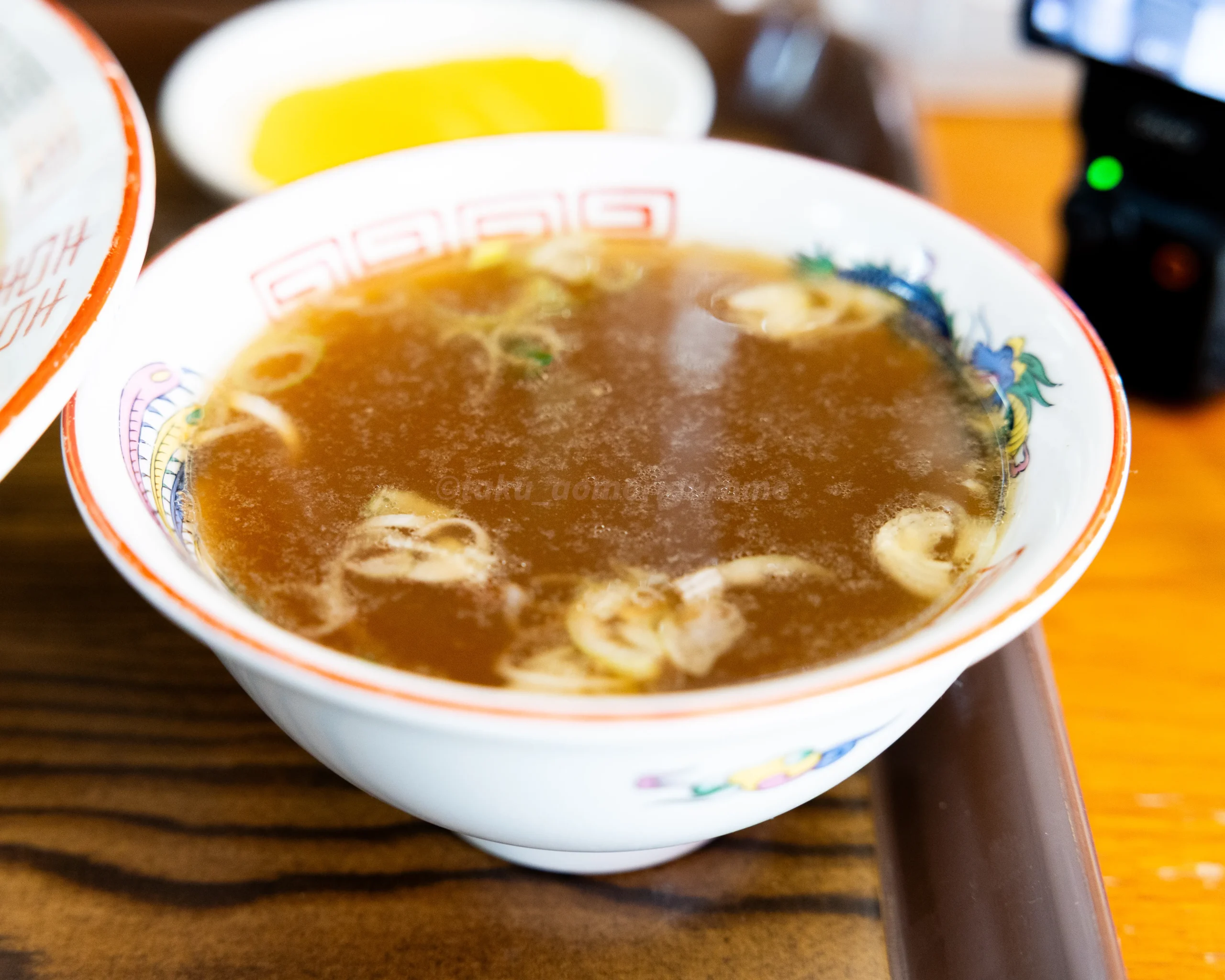 青森県五所川原市にある「鳳天雄」のあんかけチャーハンに付いてくる中華スープ写真