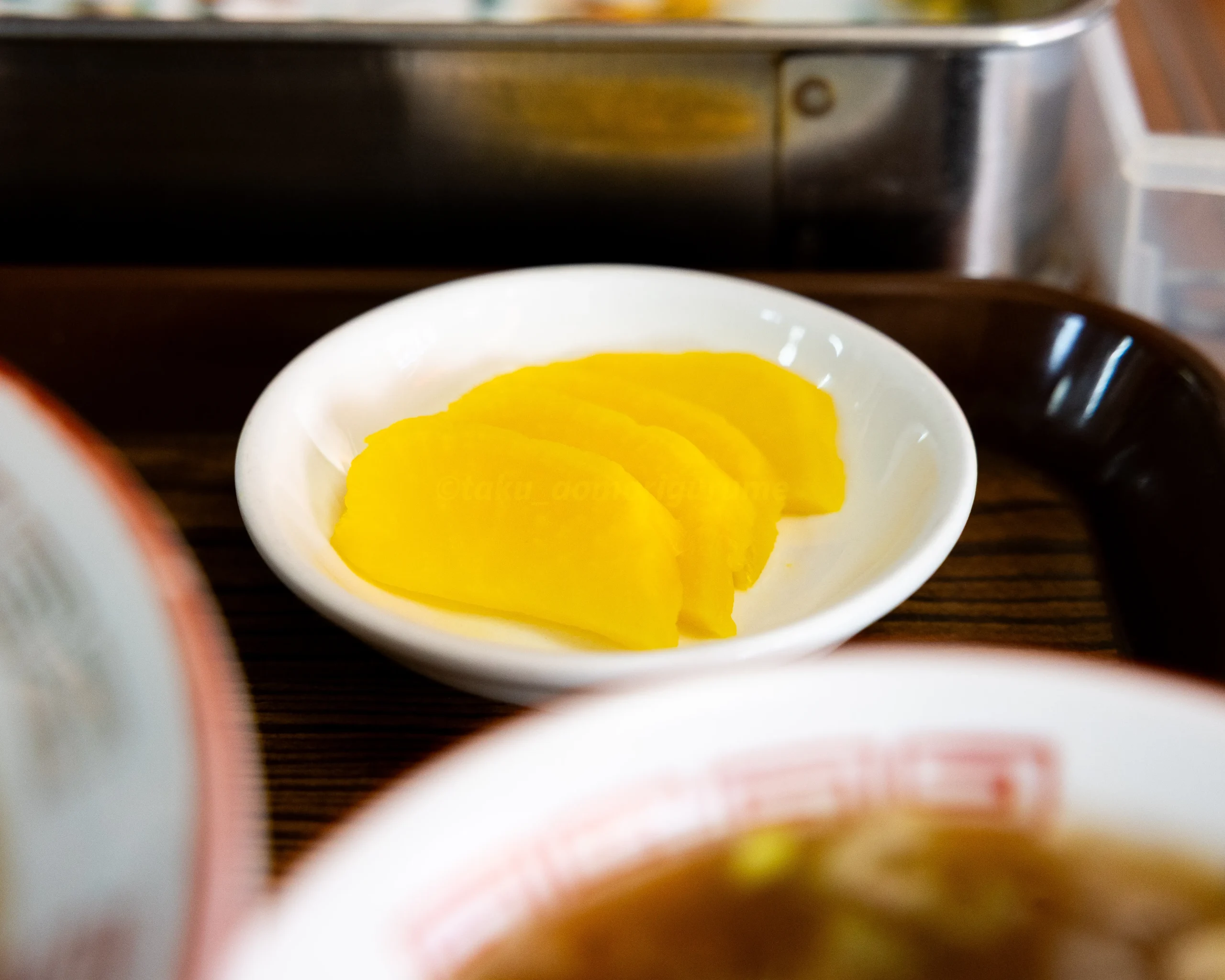 青森県五所川原市にある「鳳天雄」のあんかけチャーハンに付いてくるたくあん写真