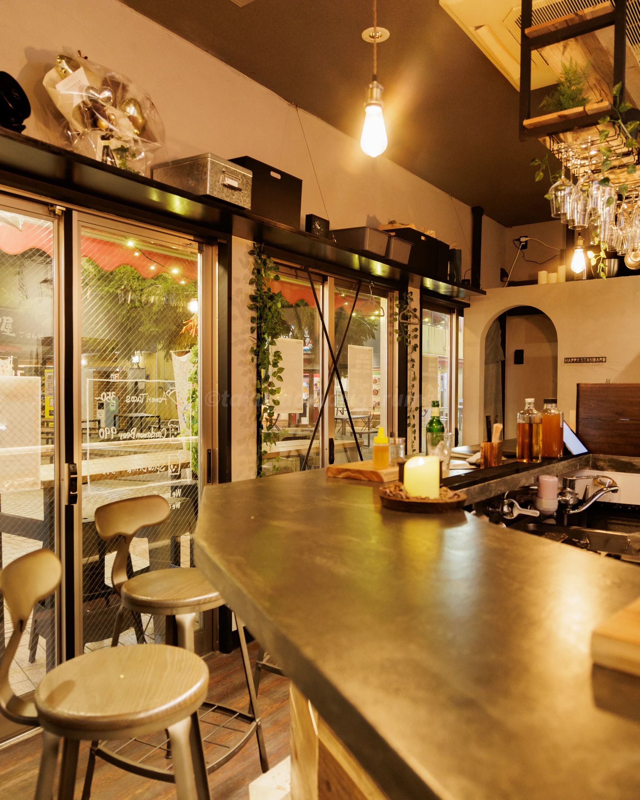 青森市にある「HAPPY STANDARD」の店内写真