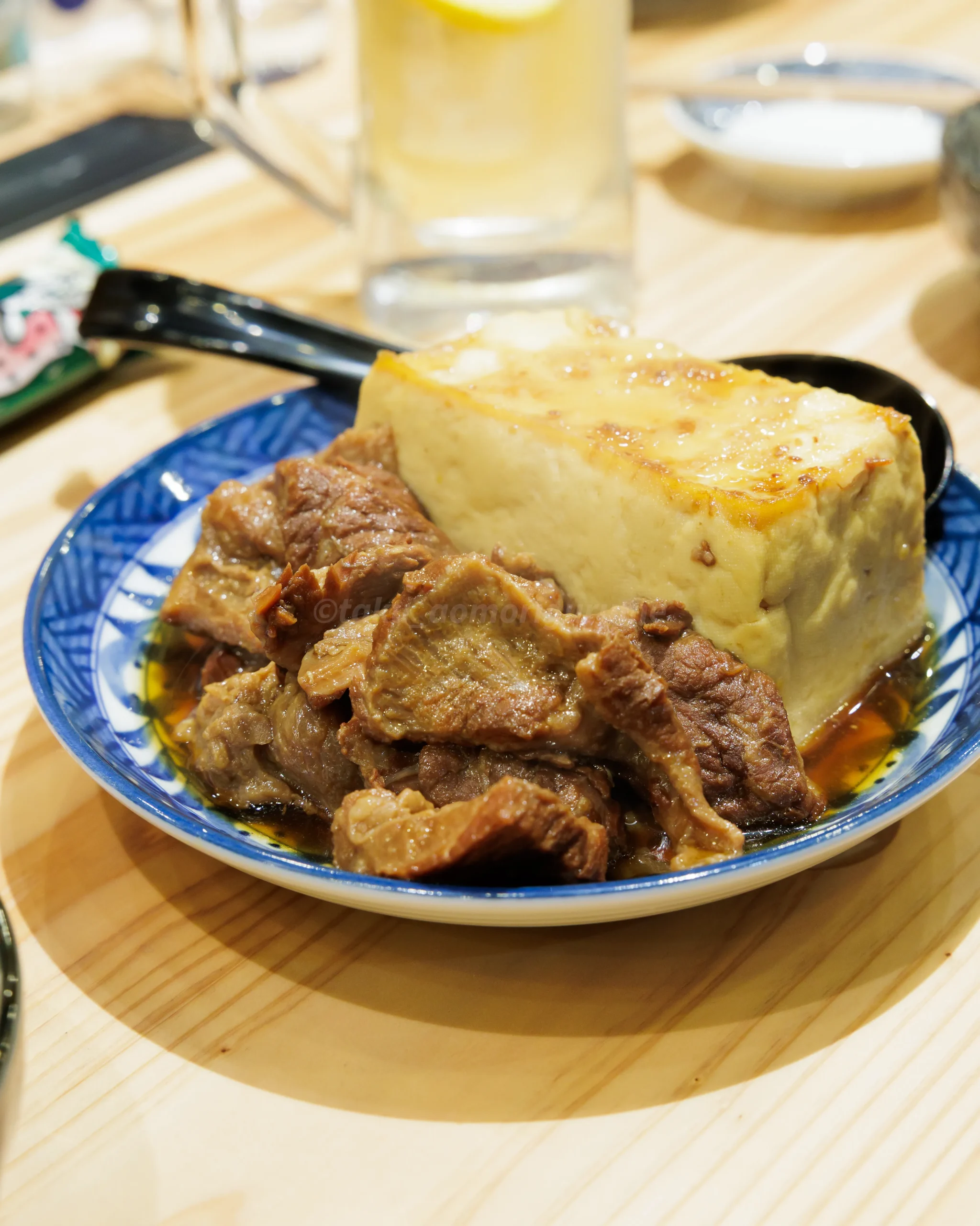 弘前市駅前に移転オープンした「カシワヤナオチャン」の肉豆腐写真