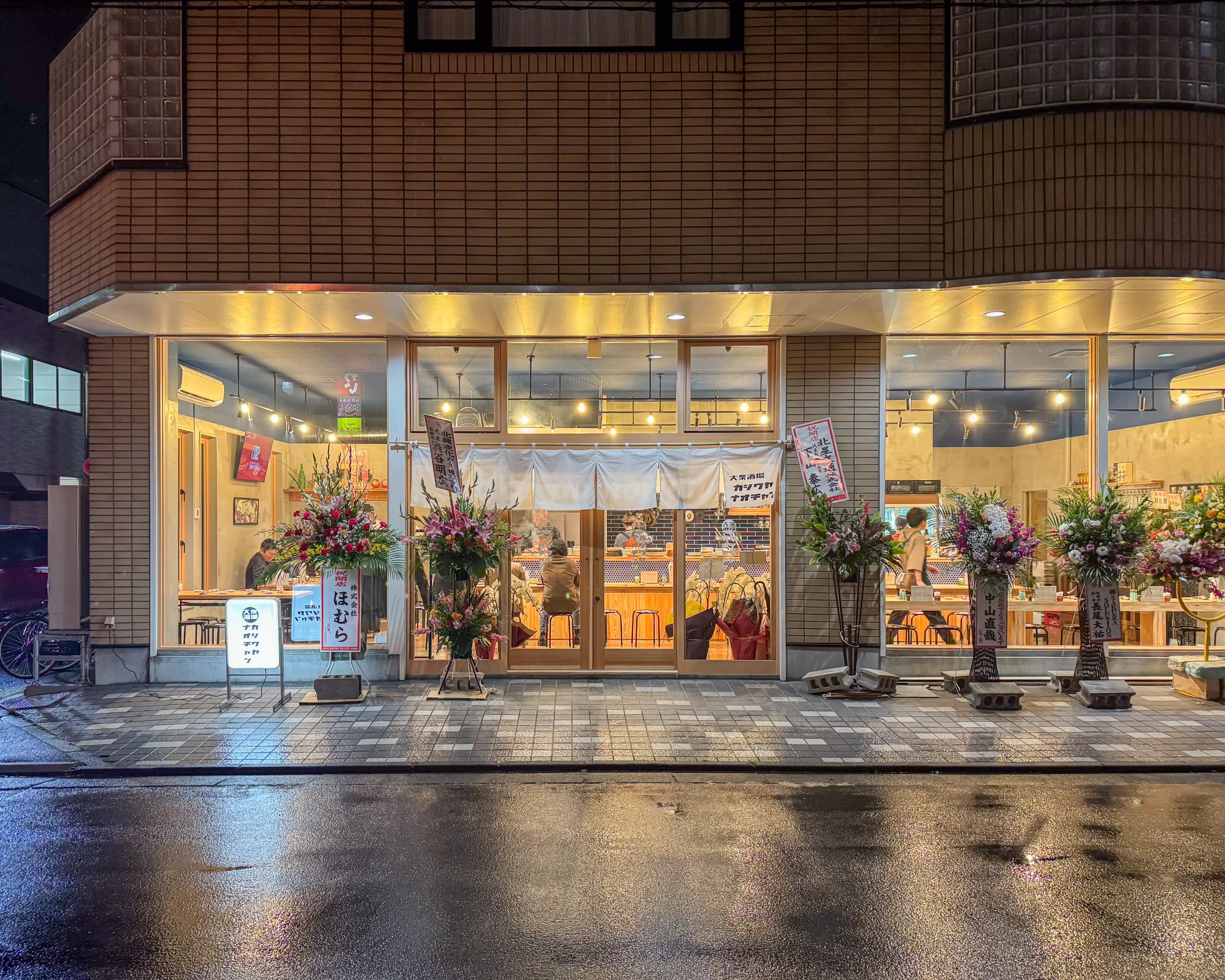 弘前市駅前に移転オープンした「カシワヤナオチャン」の外観写真