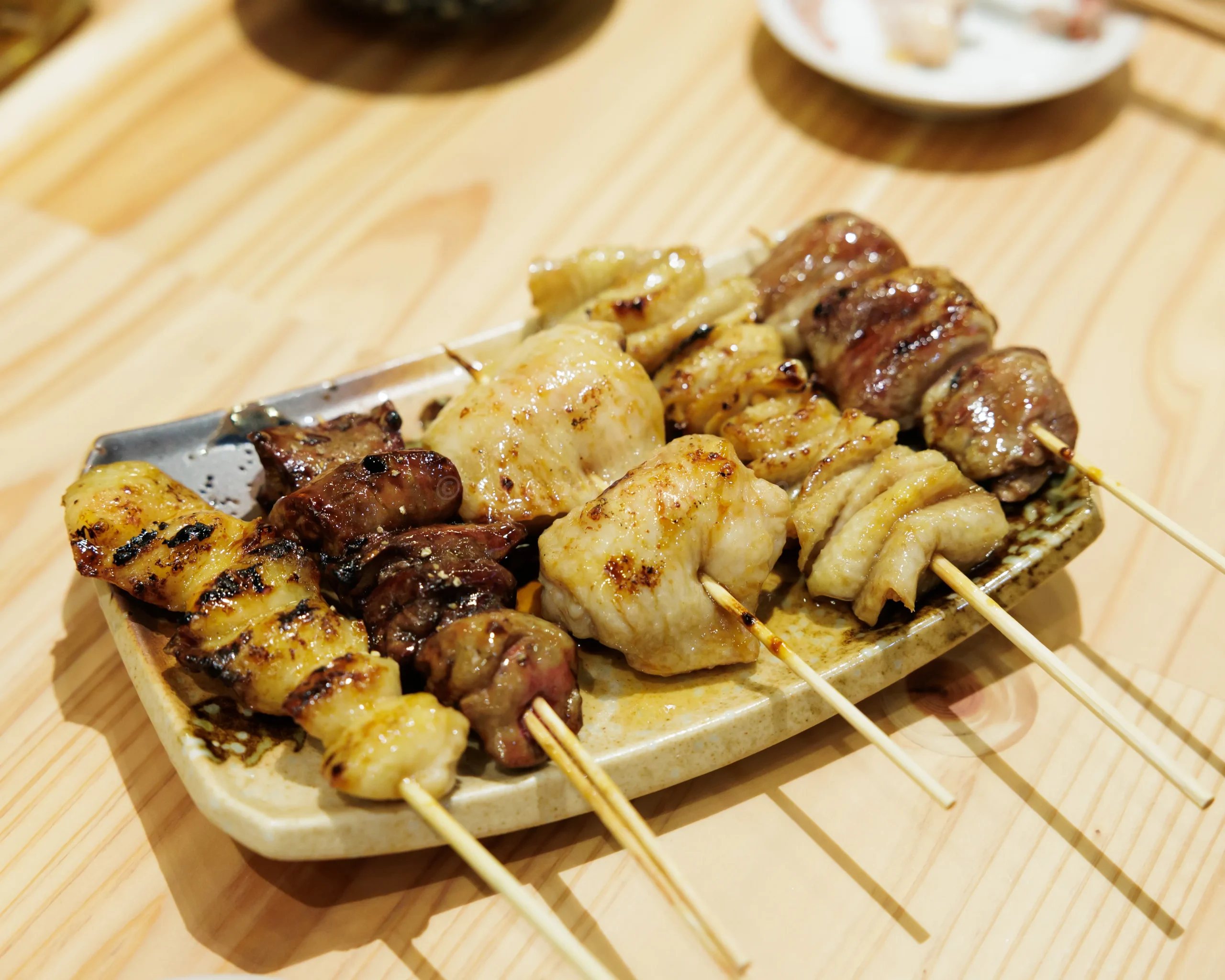 弘前市駅前に移転オープンした「カシワヤナオチャン」のおまかせ五種盛りのタレ味写真