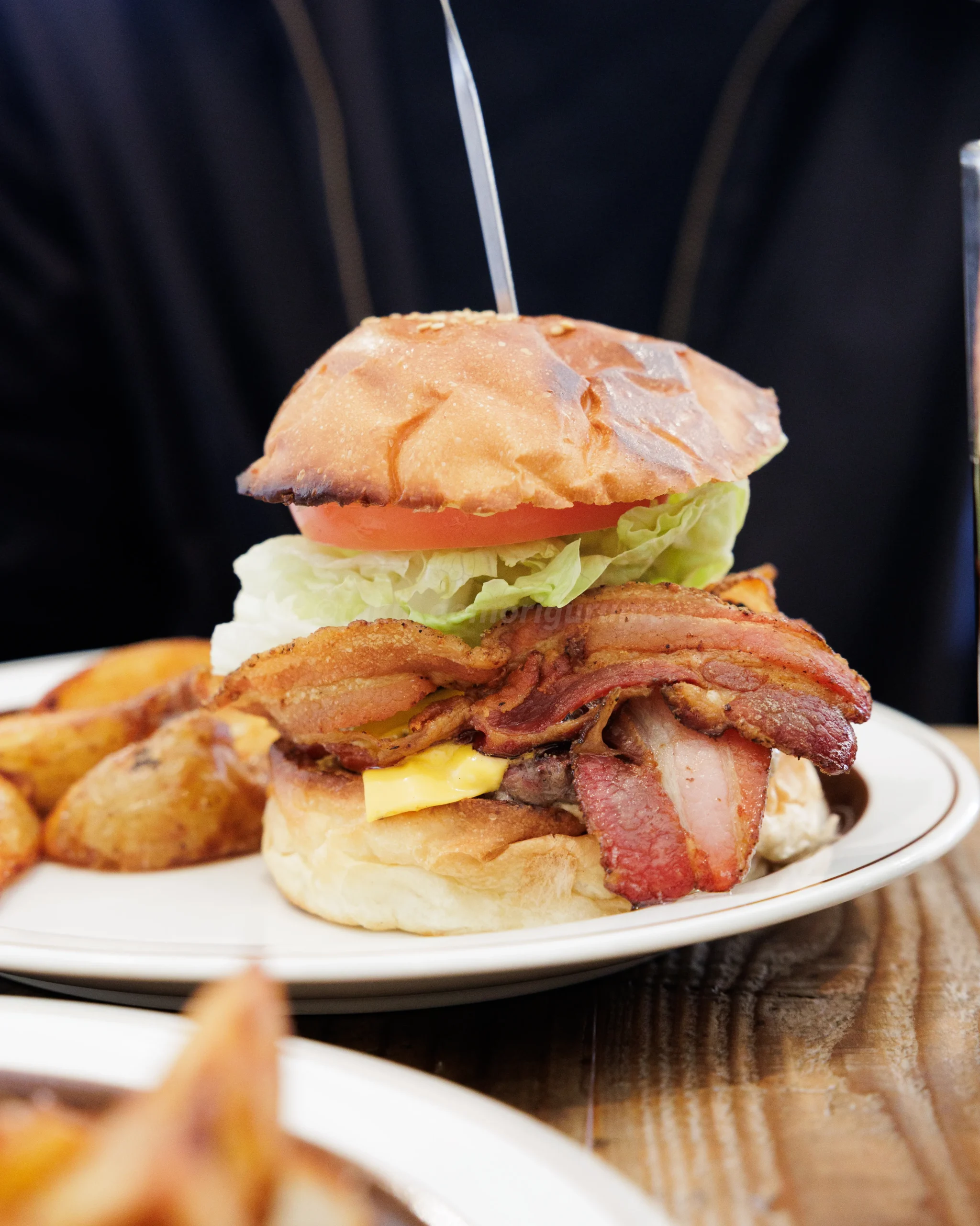 弘前市にある移転オープンした「ペペキッチン」のベーコンチーズバーガー写真