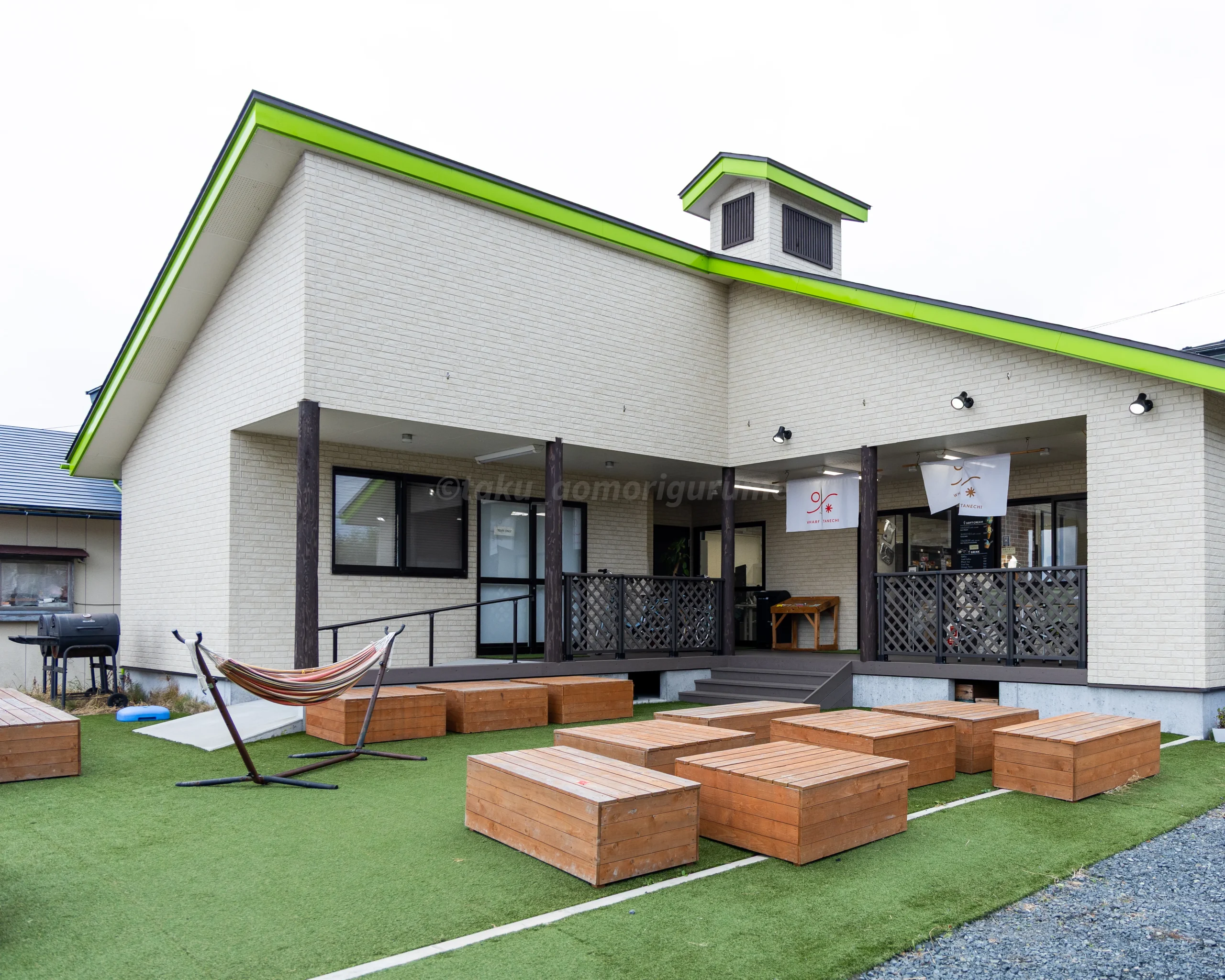 八戸市にある「WHARF TANECHI(ワーフ タネチ)」の外観写真