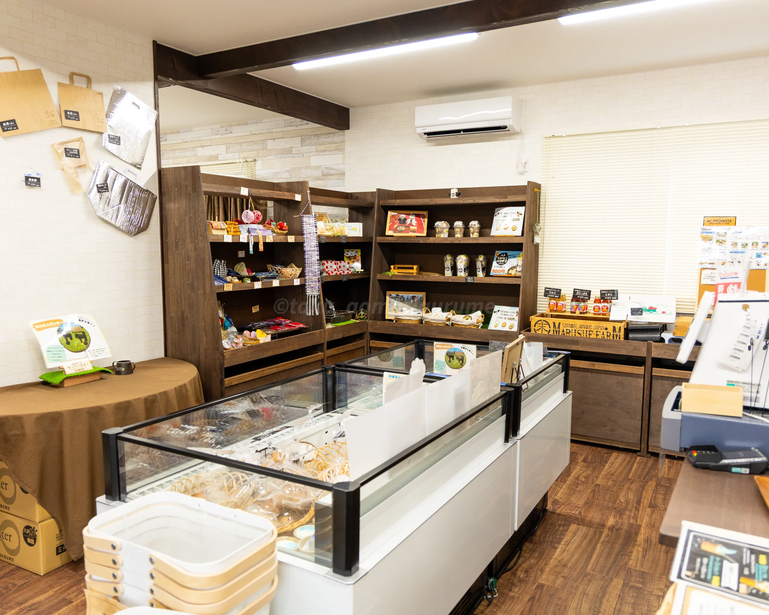 八戸市にある「WHARF TANECHI(ワーフ タネチ)」の店内写真