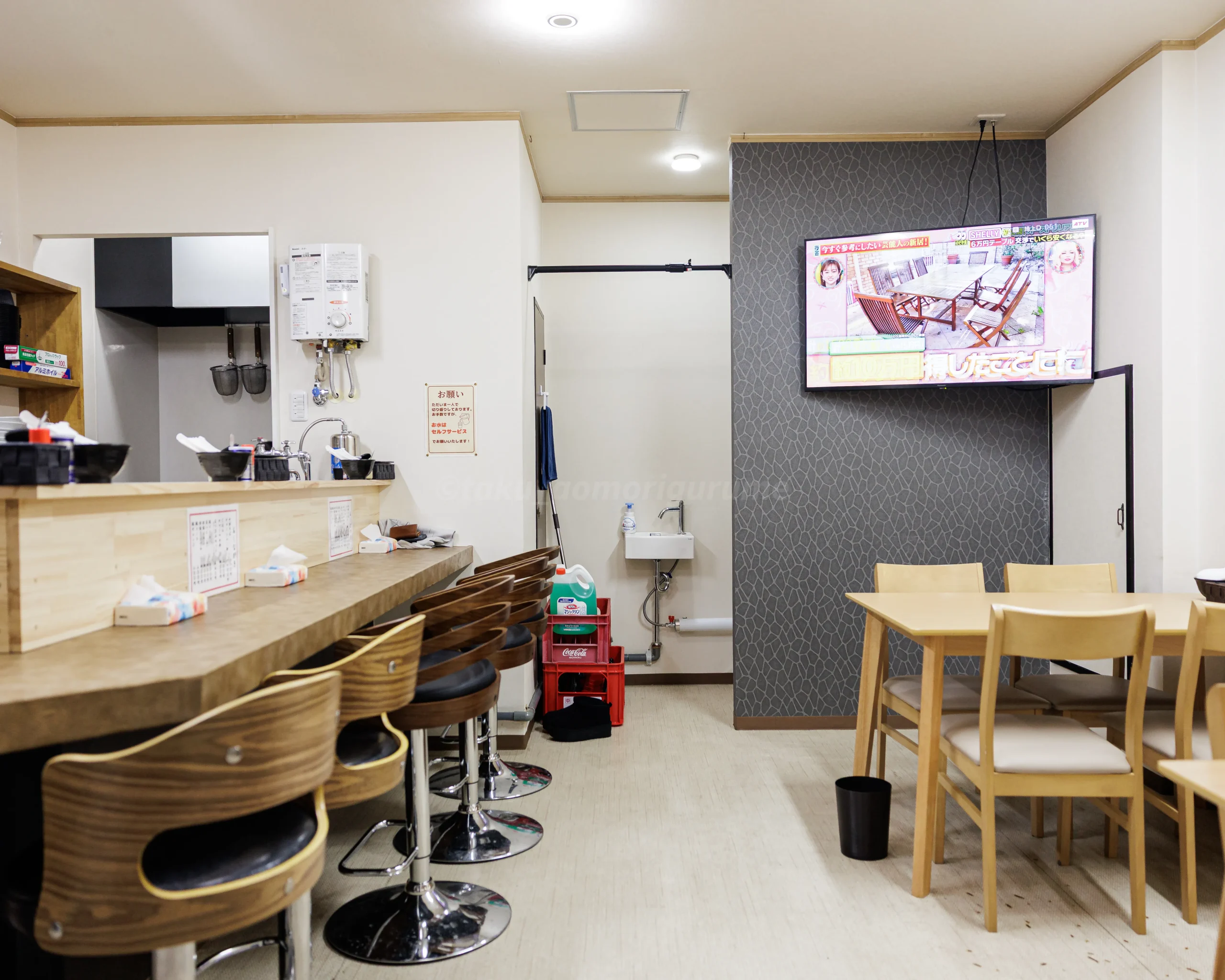 弘前市新鍛冶町にある「麺処 はんかくせぇ」の店内写真