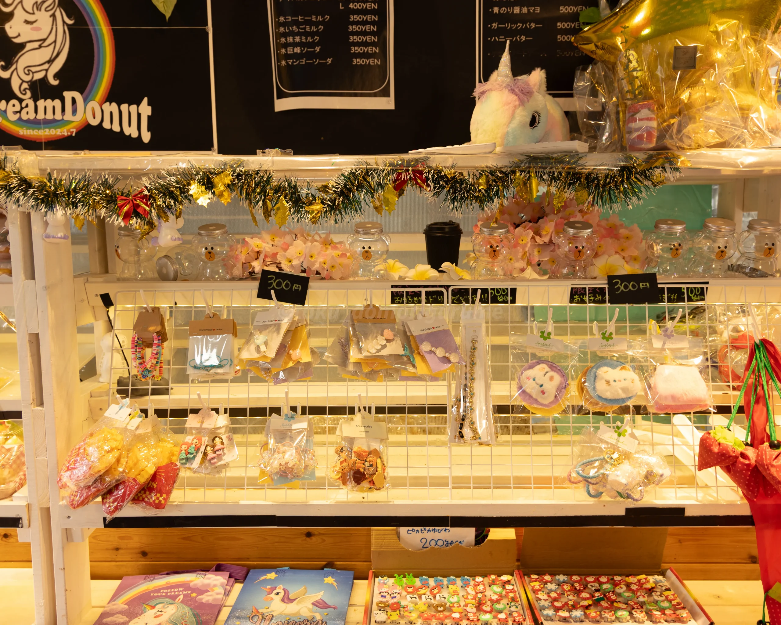 八戸市にあるMKCreamDonut（エムケークリームドーナツ）の店内写真