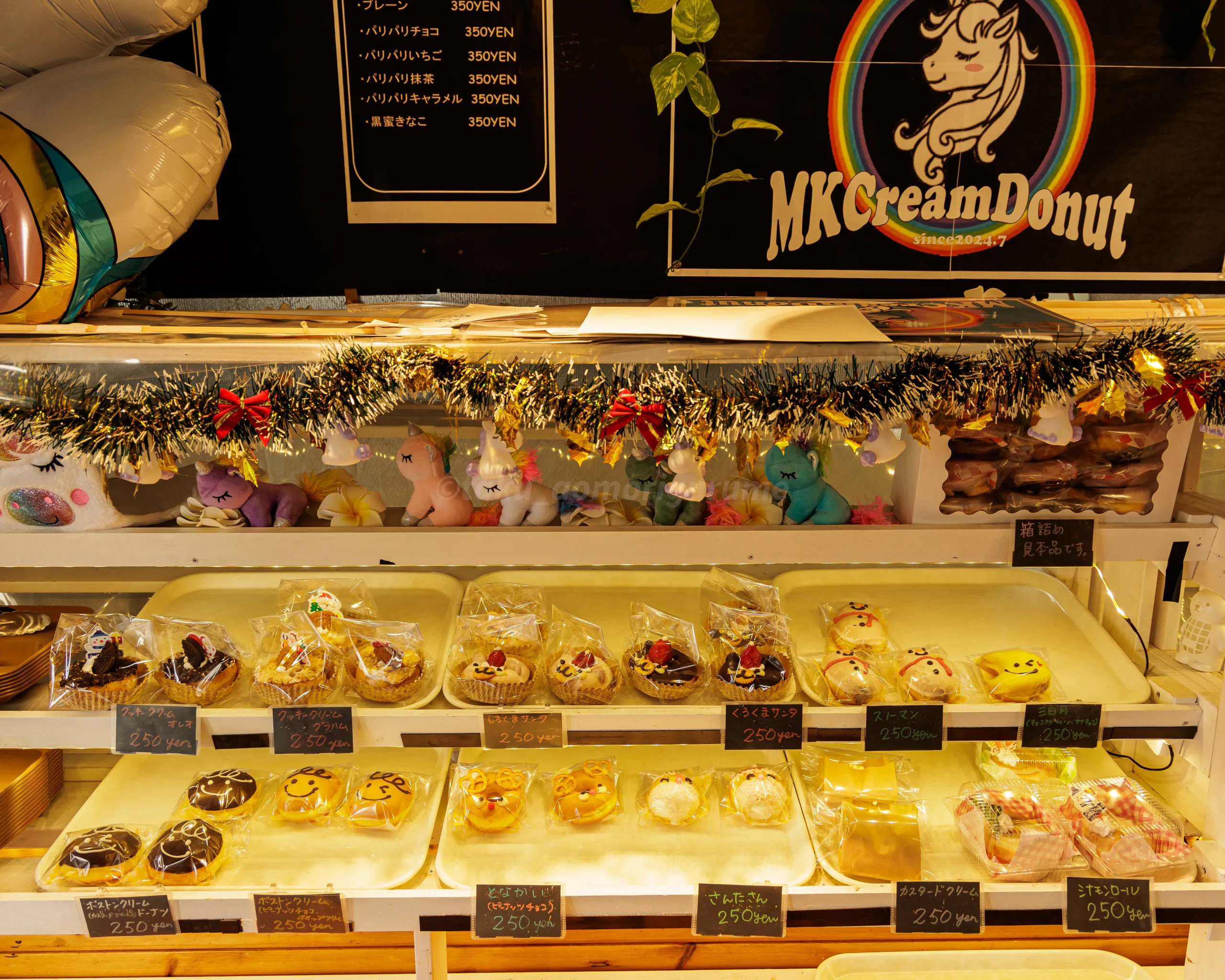 八戸市にあるMKCreamDonut（エムケークリームドーナツ）の店内写真