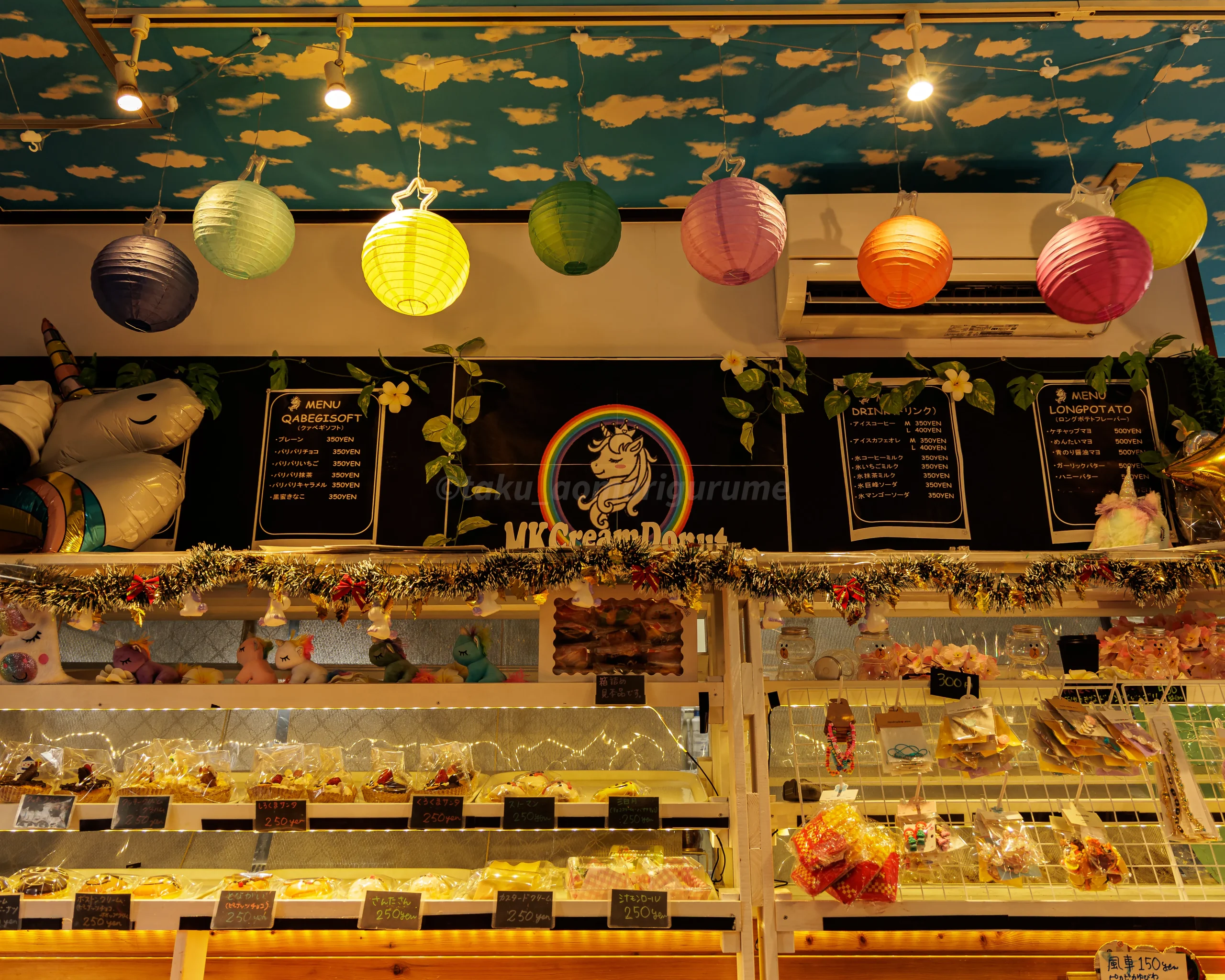 八戸市にあるMKCreamDonut（エムケークリームドーナツ）の店内写真