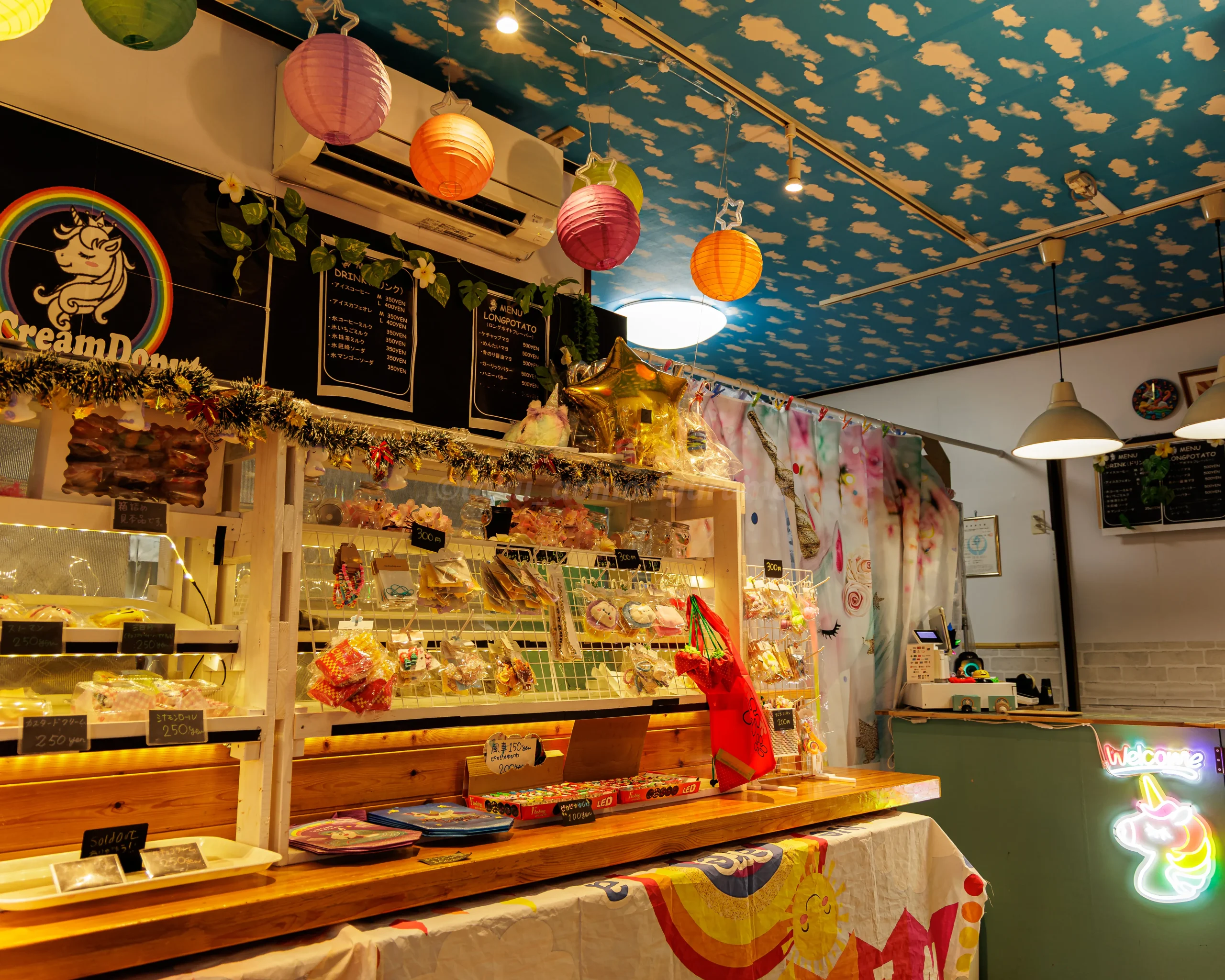 八戸市にあるMKCreamDonut（エムケークリームドーナツ）の店内写真