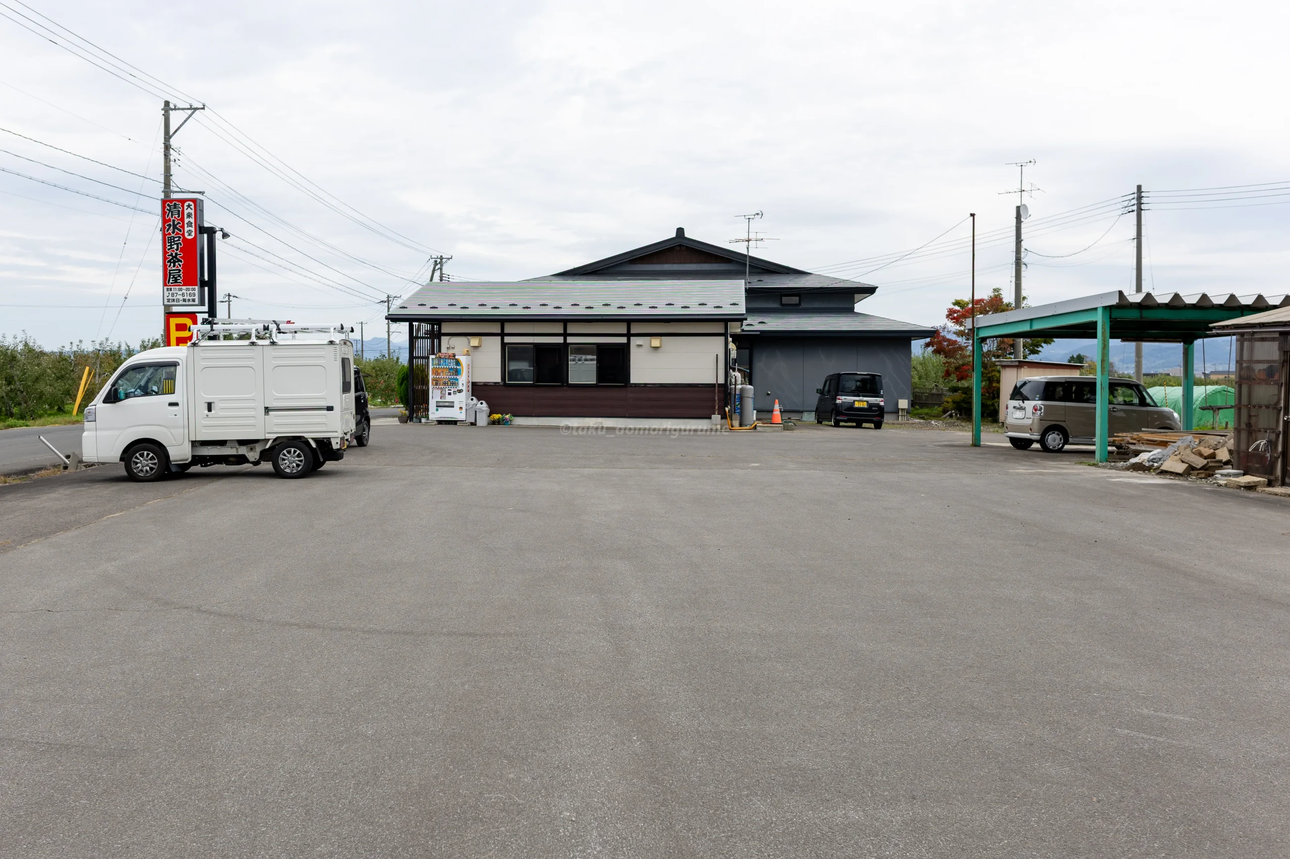 清水野茶屋の店舗横にある広めの駐車場